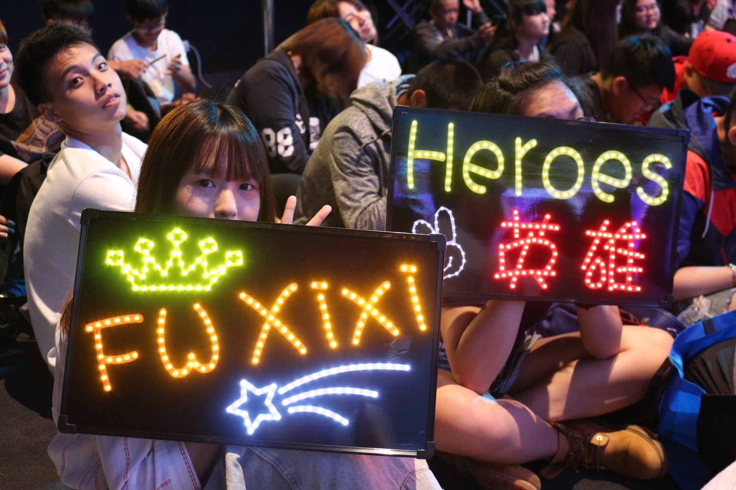 秀出閃電狼LED燈的粉絲。