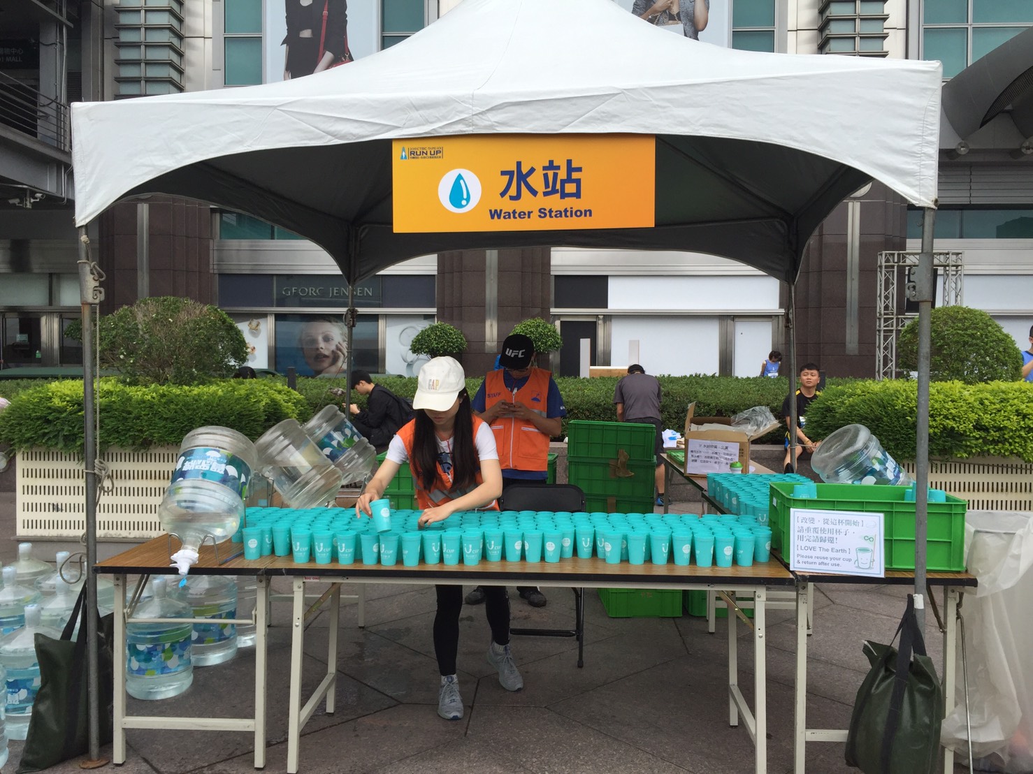為落實環境永續的理念,今年台北101製作並租用水杯的概念,省下紙杯約等於六座台北101的高度。 圖:台北101/提供 為落實環境永續的理念,今年台北101製作並租用水杯的概念,省下紙杯約等於六座台北101的高度。 圖:台北101/提供