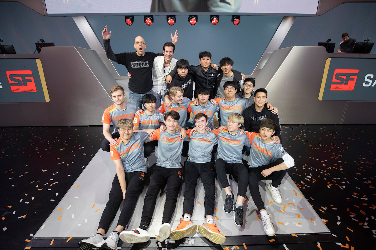 震動隊選手與教練團開心合影。 震動隊選手與教練團開心合影。