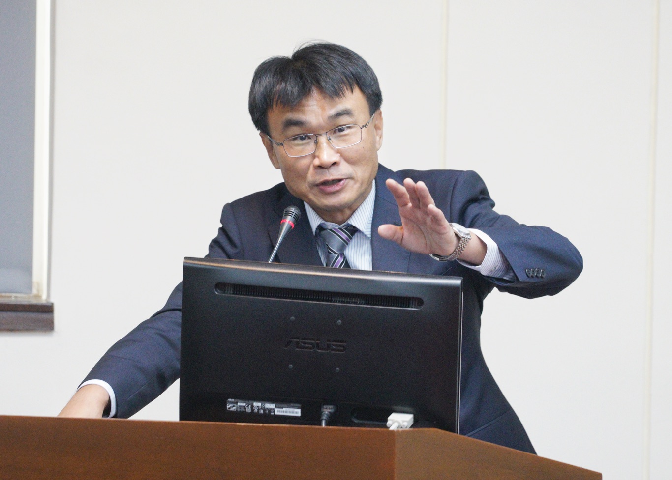 農委會主委陳吉仲針對農委會3年內有5位科長或組長酒駕一事回應。 圖:張良一/攝 農委會主委陳吉仲針對農委會3年內有5位科長或組長酒駕一事回應。 圖:張良一/攝