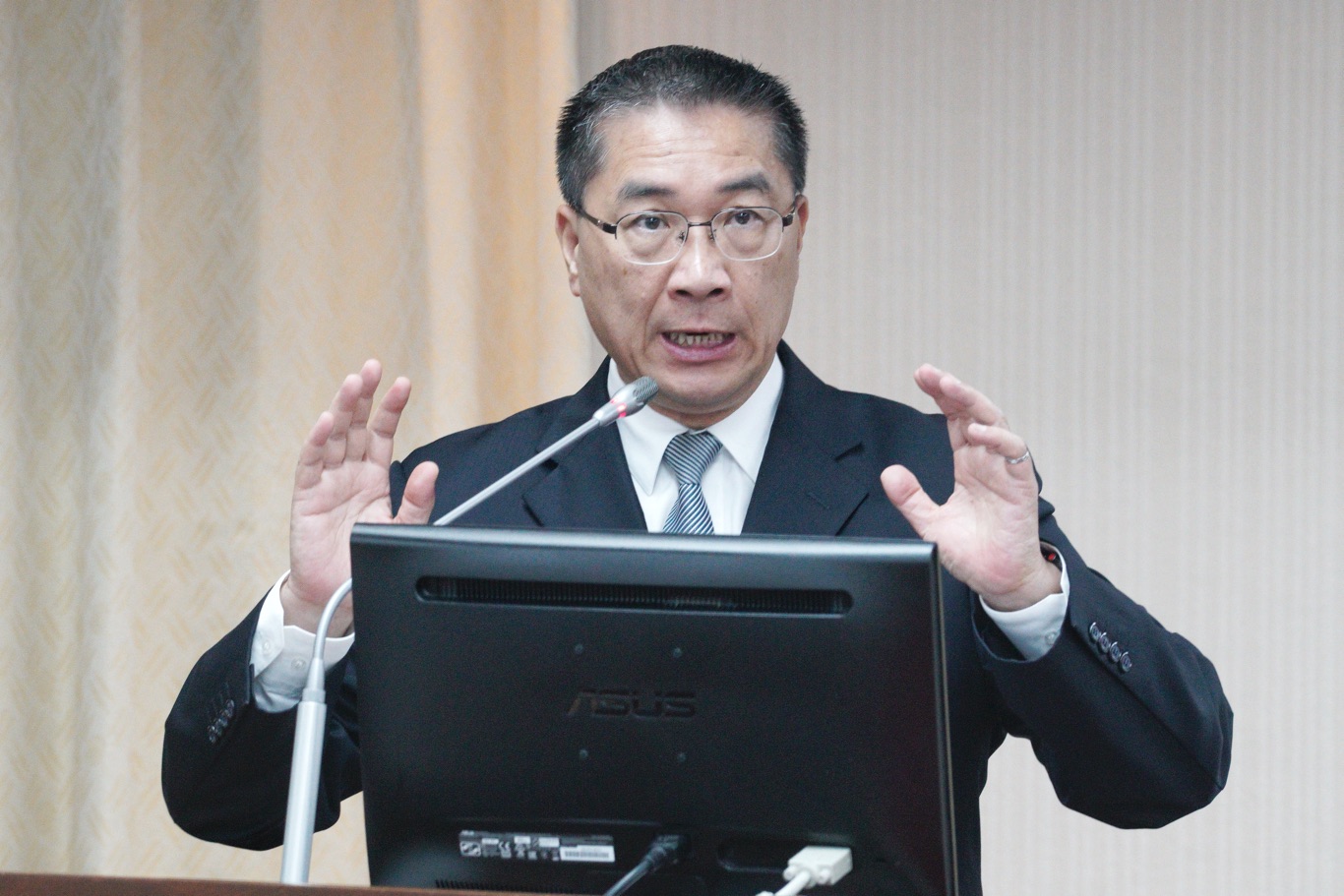 內政部臉書小編「酸」高雄市長韓國瑜引起爭議,部長徐國勇說:尊重,但當然要檢討。 圖:張良一/攝 內政部臉書小編「酸」高雄市長韓國瑜引起爭議,部長徐國勇說:尊重,但當然要檢討。 圖:張良一/攝