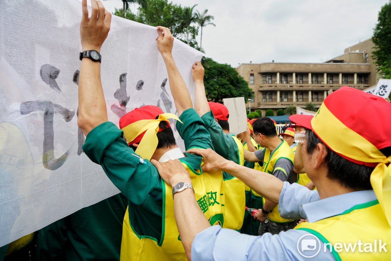 中華郵政工會為抗議行政院撤換中華郵政董事長和總經理,下午發動工會成員在行政院前抗議,要求行政院收回成命。 圖:張良一 / 攝 中華郵政工會為抗議行政院撤換中華郵政董事長和總經理,下午發動工會成員在行政院前抗議,要求行政院收回成命。 圖:張良一 / 攝