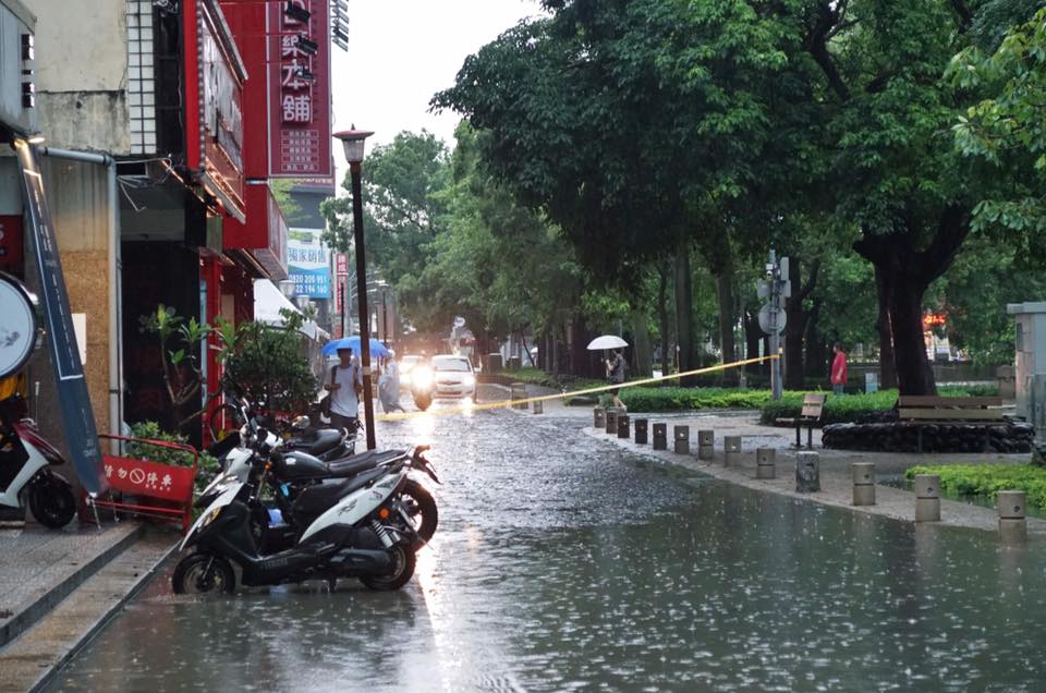 今日新竹縣新豐鄉雨量已突破350毫米,各區紛紛傳來淹水災情,提醒民眾外出注意 圖:取自我是新竹人粉絲專頁 今日新竹縣新豐鄉雨量已突破350毫米,各區紛紛傳來淹水災情,提醒民眾外出注意 圖:取自我是新竹人粉絲專頁