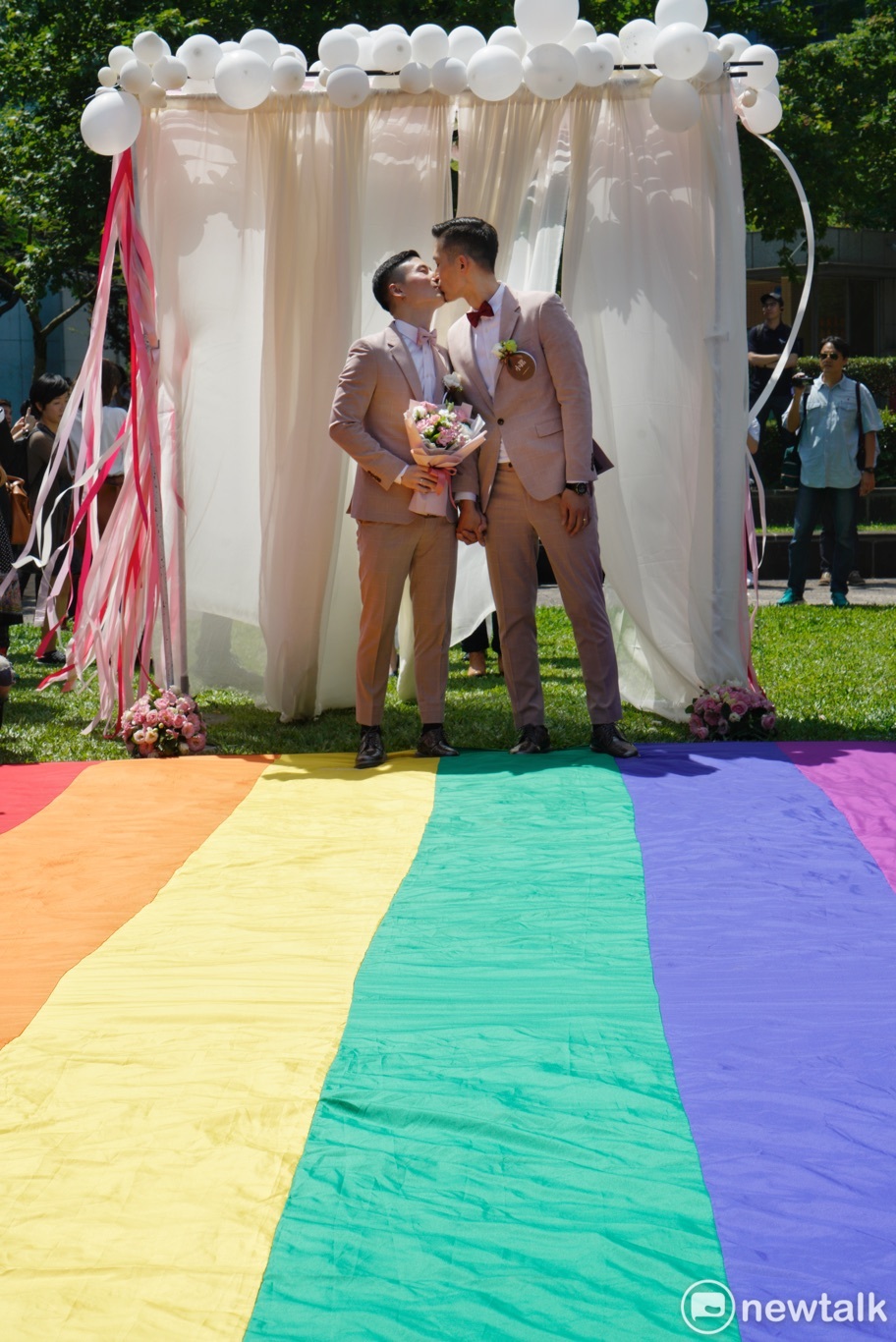 一對同性伴侶在信義區戶政事務所完成結婚登記後,在彩虹地壇上接吻。 圖:張良一/攝 一對同性伴侶在信義區戶政事務所完成結婚登記後,在彩虹地壇上接吻。 圖:張良一/攝