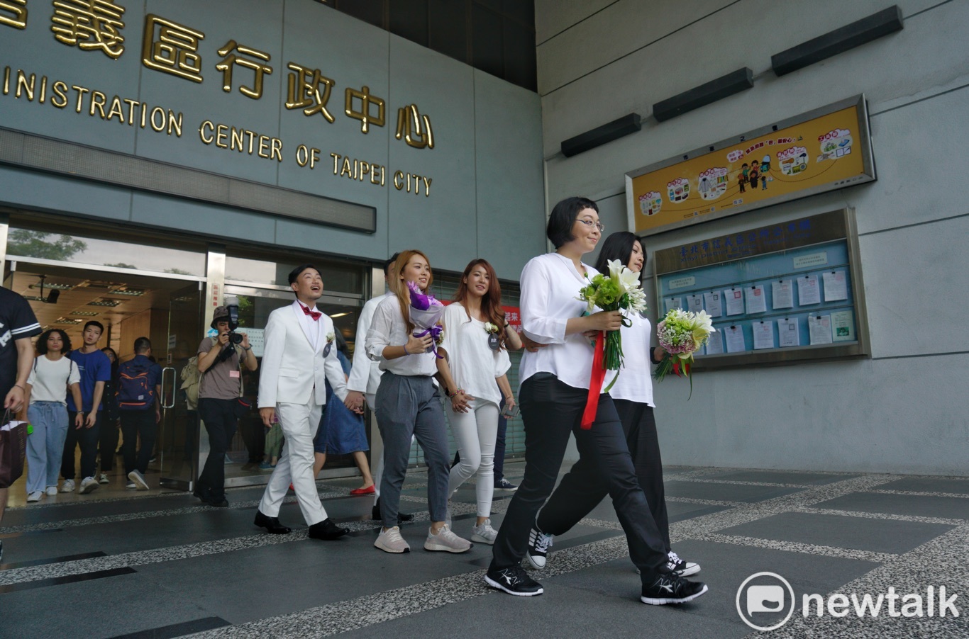 多對同性伴侶在台北市信義區戶政事務所辦完結婚登記後,一起步出信義行政中心。 圖:張良一/攝 多對同性伴侶在台北市信義區戶政事務所辦完結婚登記後,一起步出信義行政中心。 圖:張良一/攝