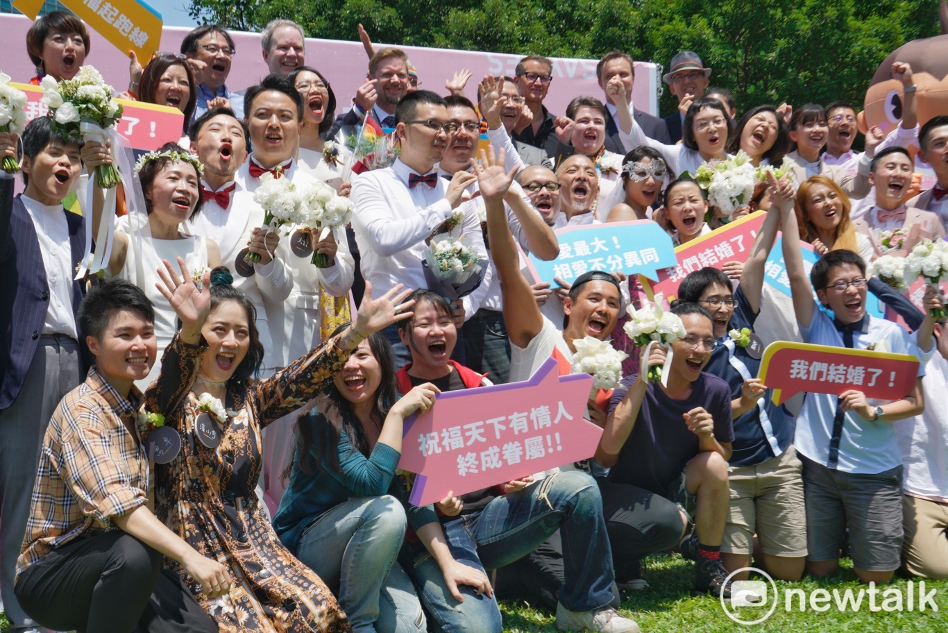 20對同性伴侶在台北市信義區戶政事務所完成結婚登記後,開心地在信義行政中心外合影。 圖:張良一/攝 20對同性伴侶在台北市信義區戶政事務所完成結婚登記後,開心地在信義行政中心外合影。 圖:張良一/攝