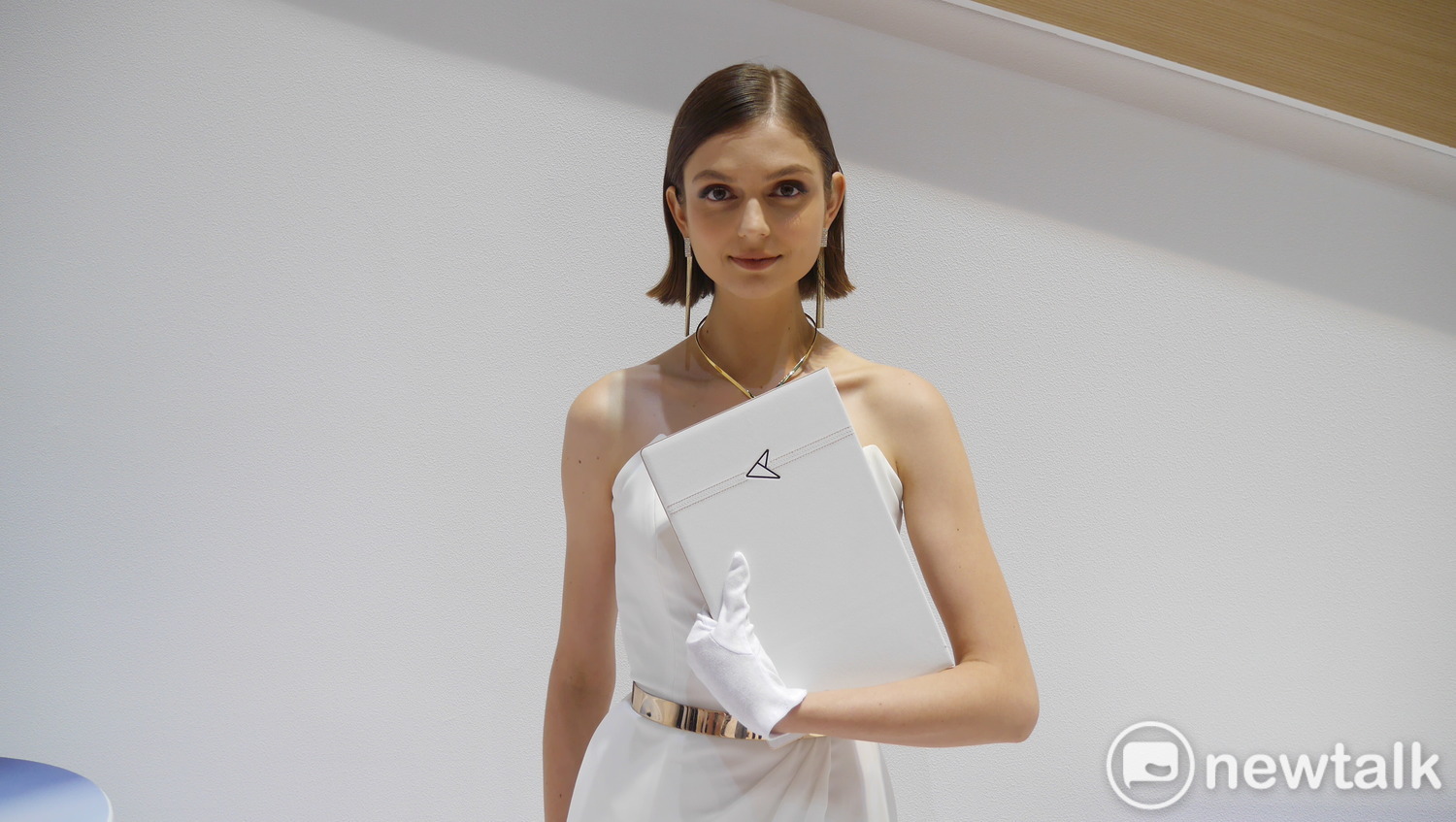 華碩推出「ASUS ZenBook Edition 30」30週年紀念筆電。圖:葉立斌/攝 華碩推出「ASUS ZenBook Edition 30」30週年紀念筆電。圖:葉立斌/攝