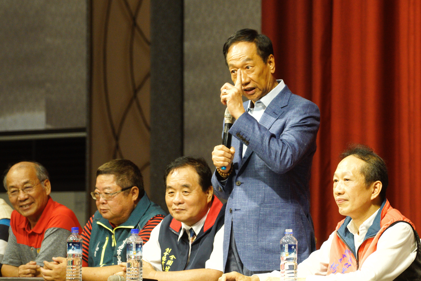 郭台銘和全國村里長聯誼會會員座談。 圖:張良一/攝 郭台銘和全國村里長聯誼會會員座談。 圖:張良一/攝