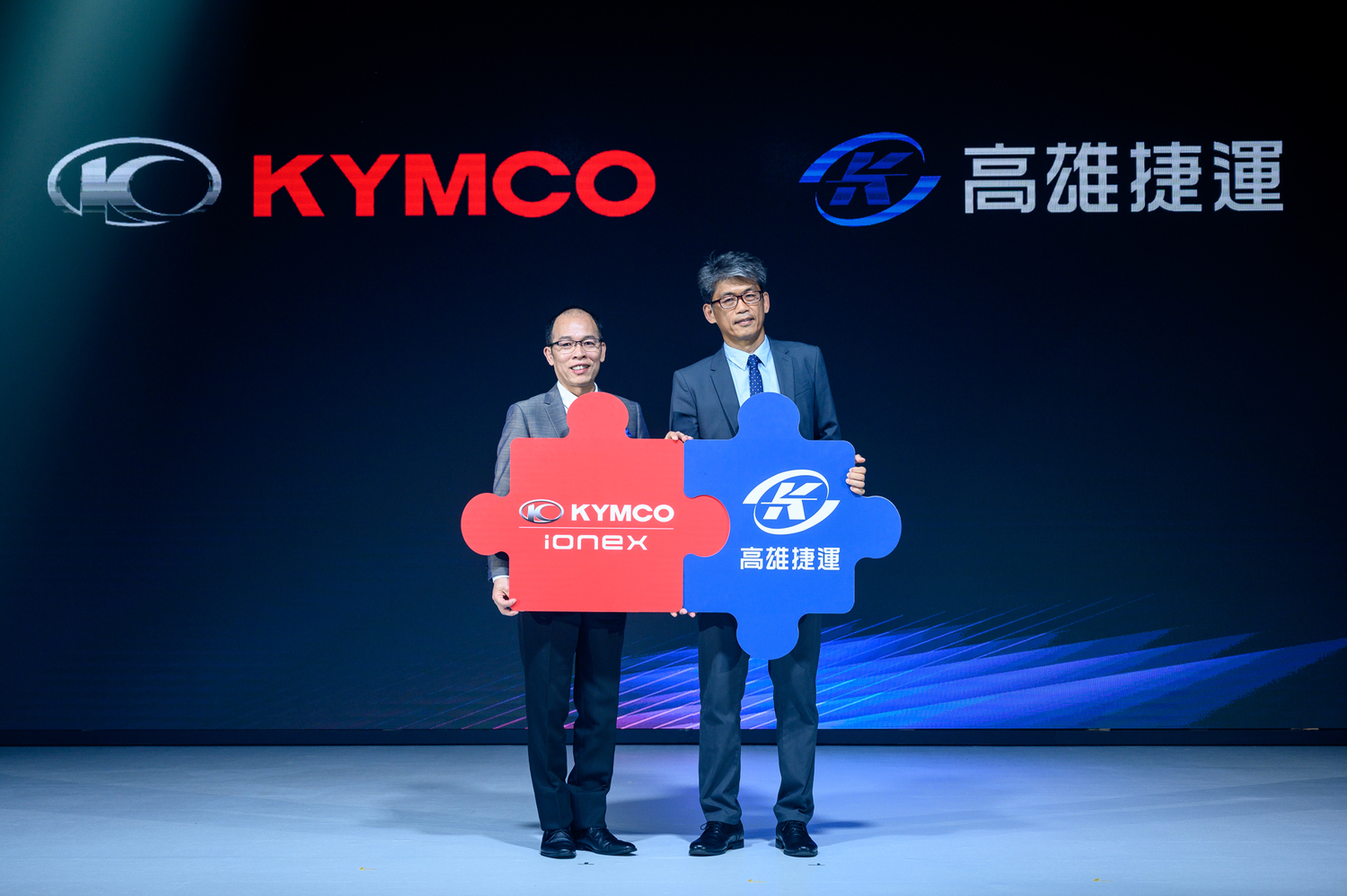光陽與高雄捷運合作,推出Ionex ATR 電動車租賃方案,左起為光陽總經理王定義、高雄捷運公司總經理張修齊。圖:光陽提供 光陽與高雄捷運合作,推出Ionex ATR 電動車租賃方案,左起為光陽總經理王定義、高雄捷運公司總經理張修齊。圖:光陽提供