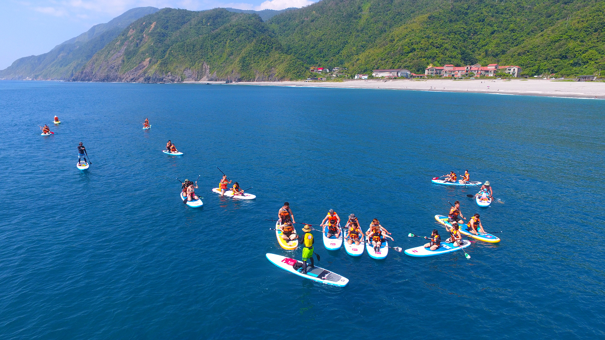南方澳內陴一帶的海岸是許多SUP玩家入門地。圖：水行者SUP運動旅遊體驗平台／提供