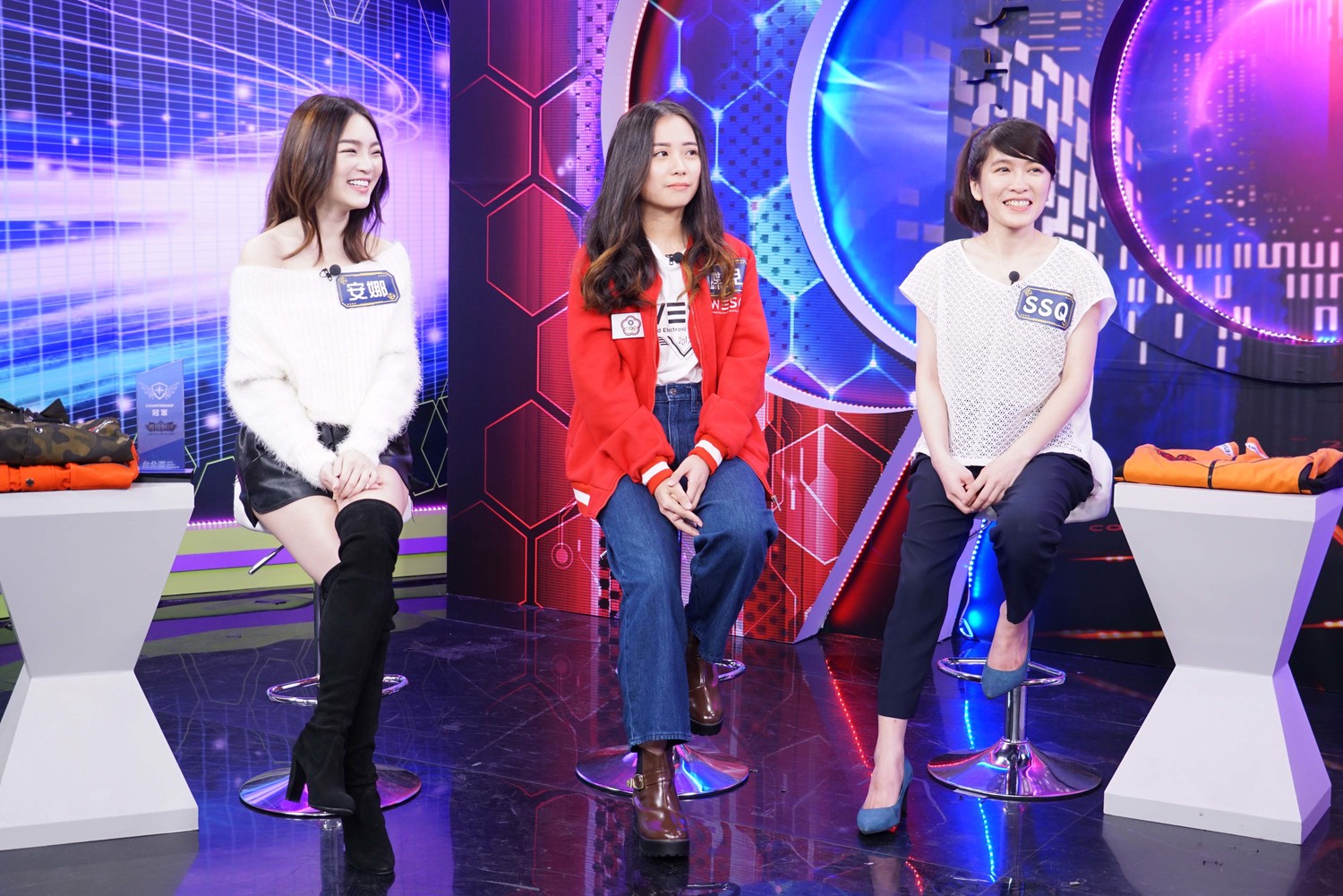 左起：NVM戰隊經理安娜、射擊遊戲《CSGO》台灣女子選手蝶兒、知名玩家SSQ。