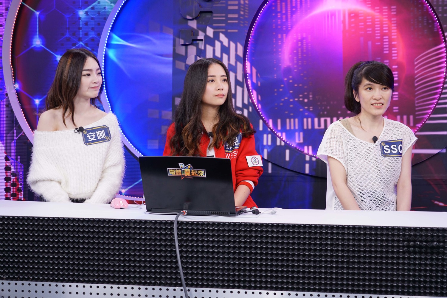 左起：NVM戰隊經理安娜、射擊遊戲《CSGO》台灣女子選手蝶兒、知名玩家SSQ。
