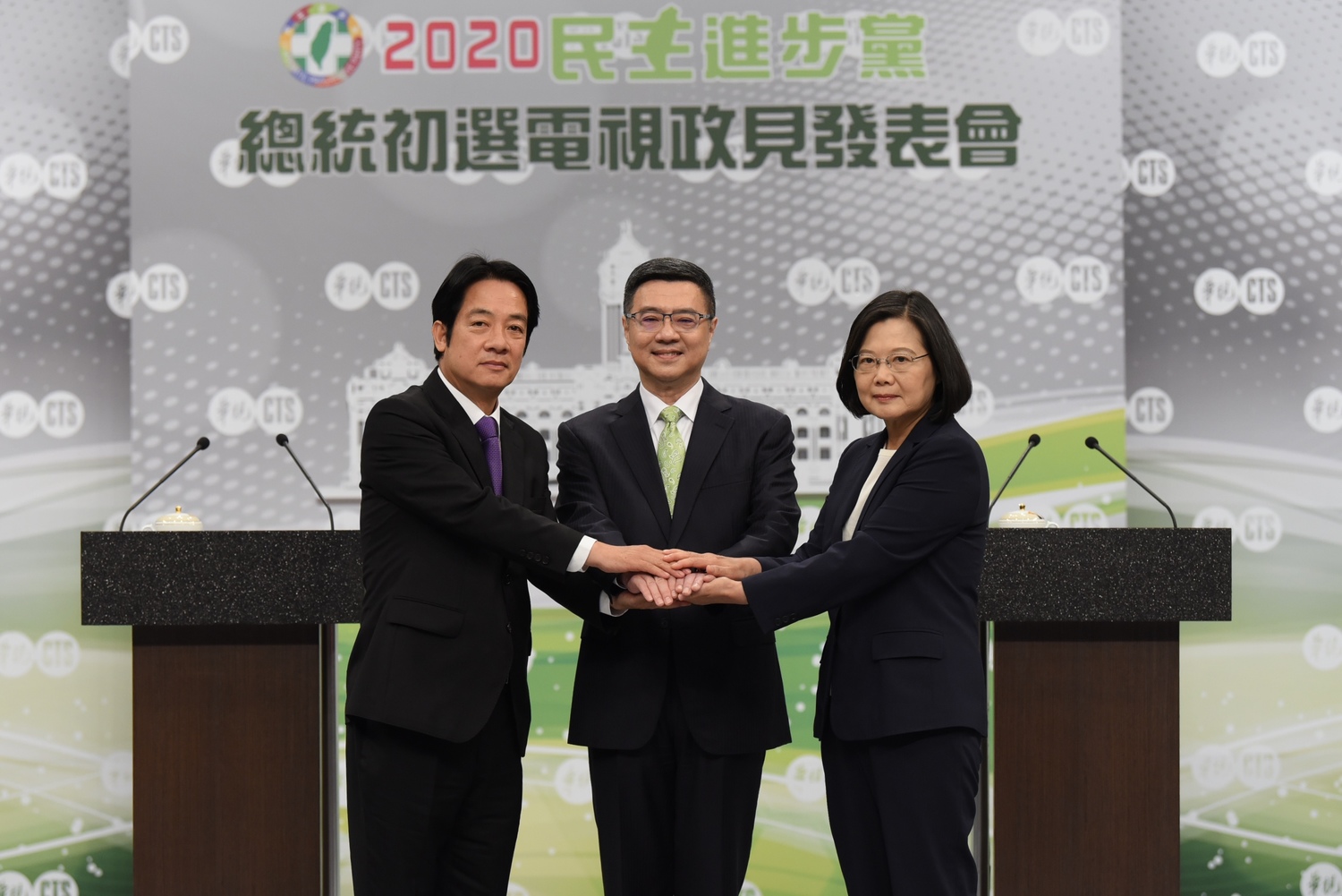 前行政院長賴清德與總統蔡英文參加民進黨總統初選電視政見發表會。