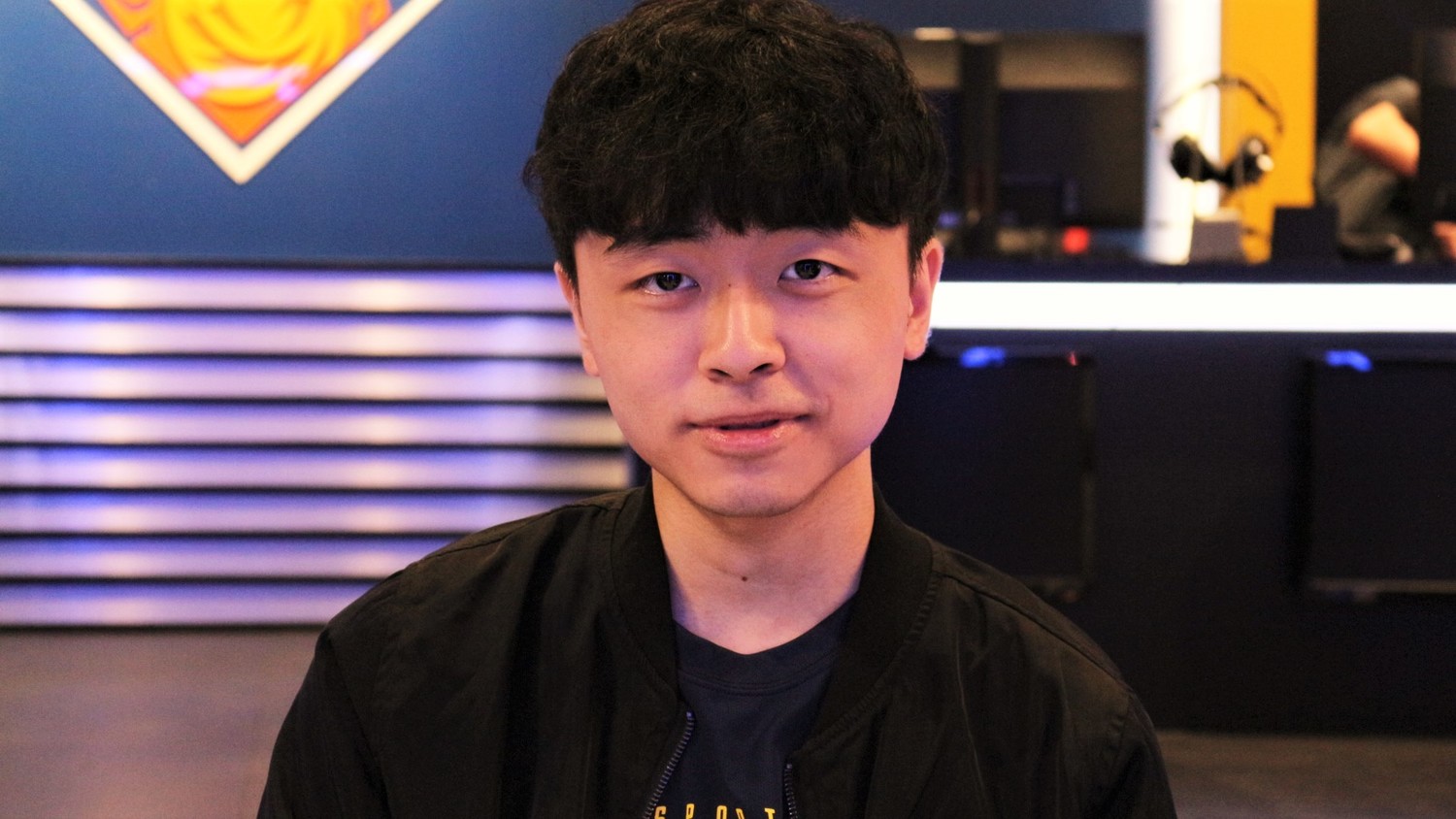 ADC選手黃聖凱,牌位菁英,擅長英雄伊澤瑞爾,曾為J Team戰隊練習生。 ADC選手黃聖凱,牌位菁英,擅長英雄伊澤瑞爾,曾為J Team戰隊練習生。