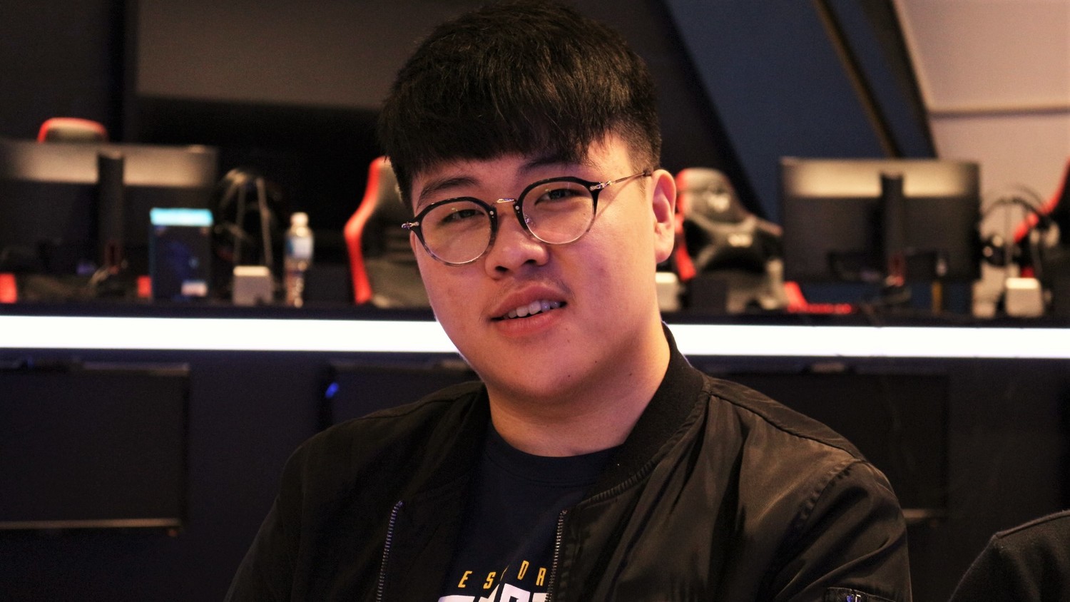 輔助選手莊景豪,牌位菁英,擅長英雄瑟雷西。 輔助選手莊景豪,牌位菁英,擅長英雄瑟雷西。