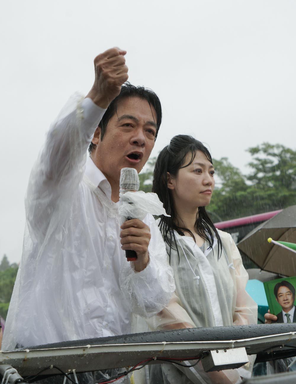民進黨總統初選人賴清德6月9日從屏東北上掃街拜會,今天傍晚在大雨中抵達總統府前的凱達格蘭大道,他特別感謝大家一路以來的相挺與支持。 圖:張良一/攝