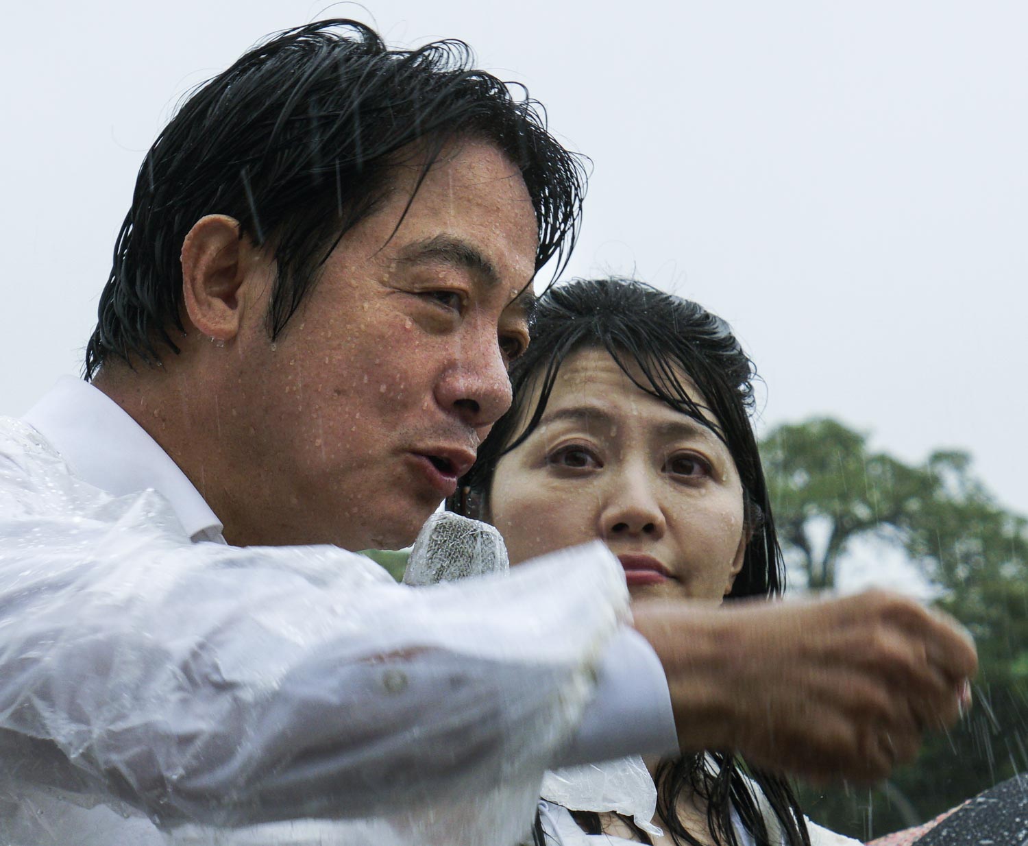 民進黨總統初選人賴清德6月9日從屏東北上掃街拜會,今天傍晚在大雨中抵達總統府前的凱達格蘭大道,他特別感謝大家一路以來的相挺與支持。 圖:張良一/攝