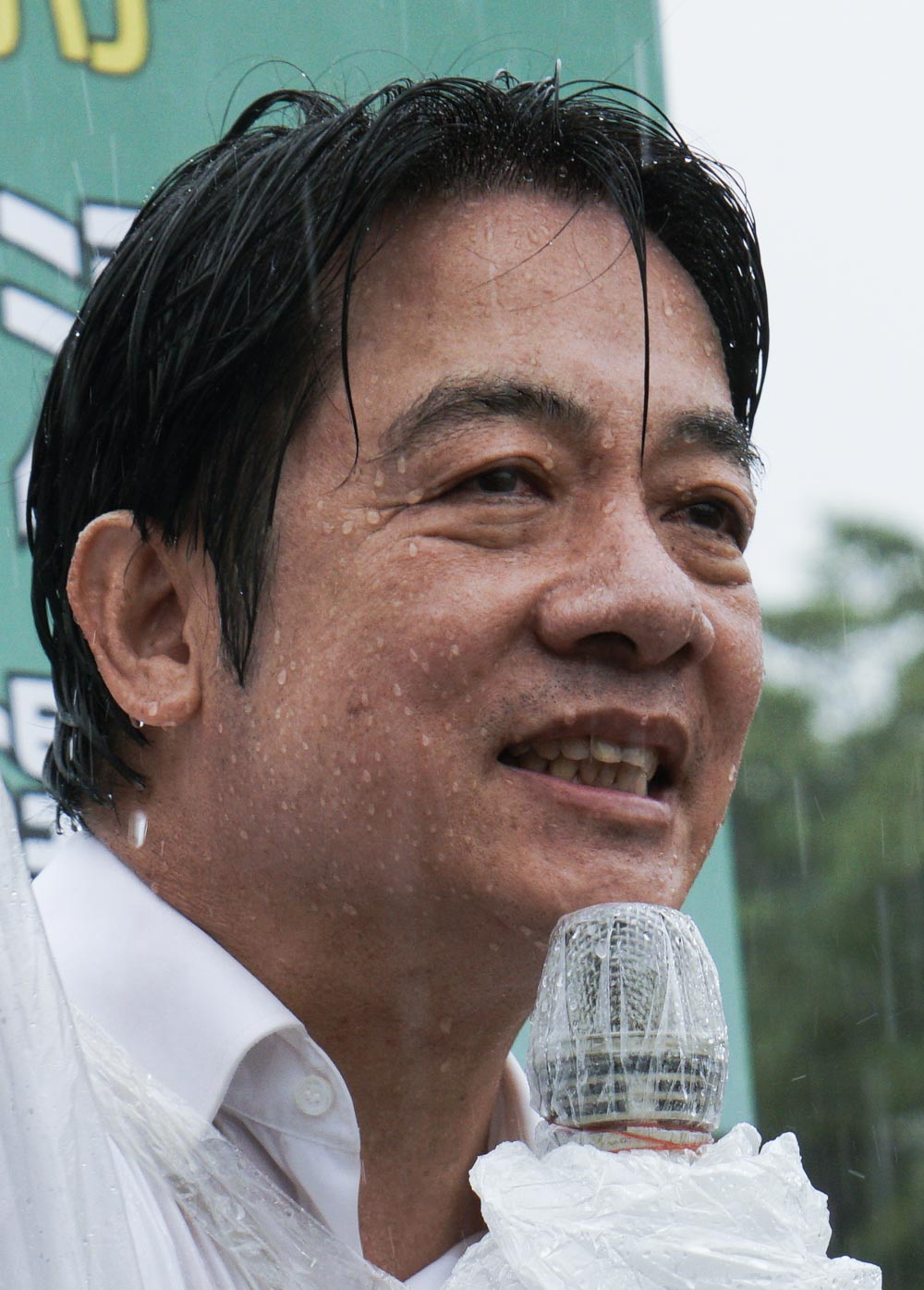 民進黨總統初選人賴清德6月9日從屏東北上掃街拜會,今天傍晚在大雨中抵達總統府前的凱達格蘭大道,他特別感謝大家一路以來的相挺與支持。 圖:張良一/攝