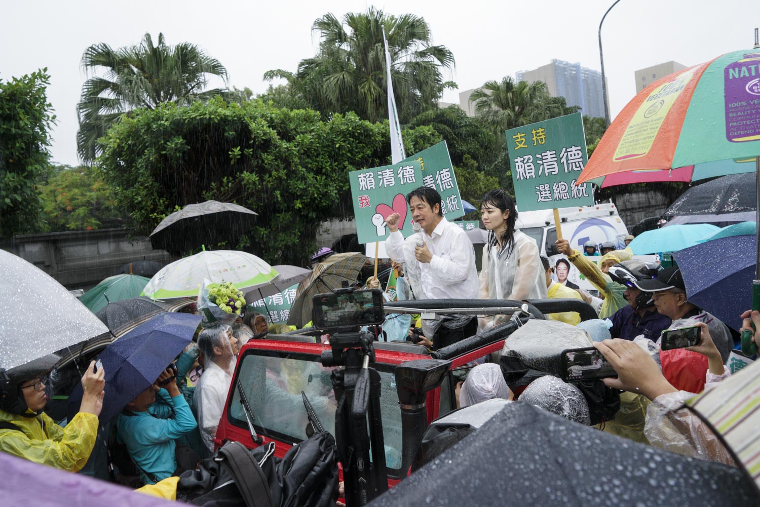 民進黨總統初選人賴清德6月9日從屏東北上掃街拜會,今天傍晚在大雨中抵達總統府前的凱達格蘭大道,他特別感謝大家一路以來的相挺與支持。 圖:張良一/攝
