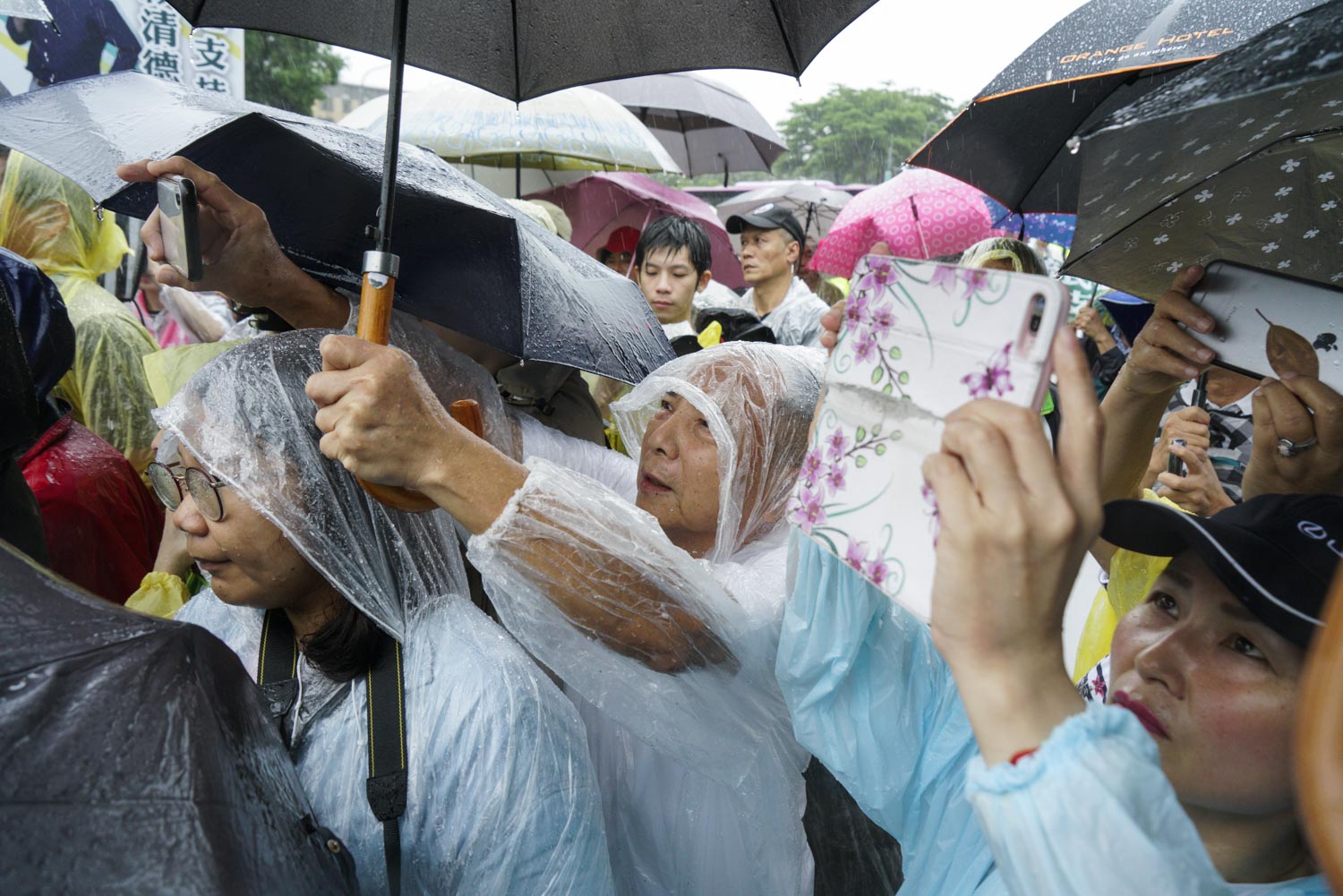 民進黨總統初選人賴清德6月9日從屏東北上掃街拜會,今天傍晚在大雨中抵達總統府前的凱達格蘭大道,他特別感謝大家一路以來的相挺與支持。 圖:張良一/攝