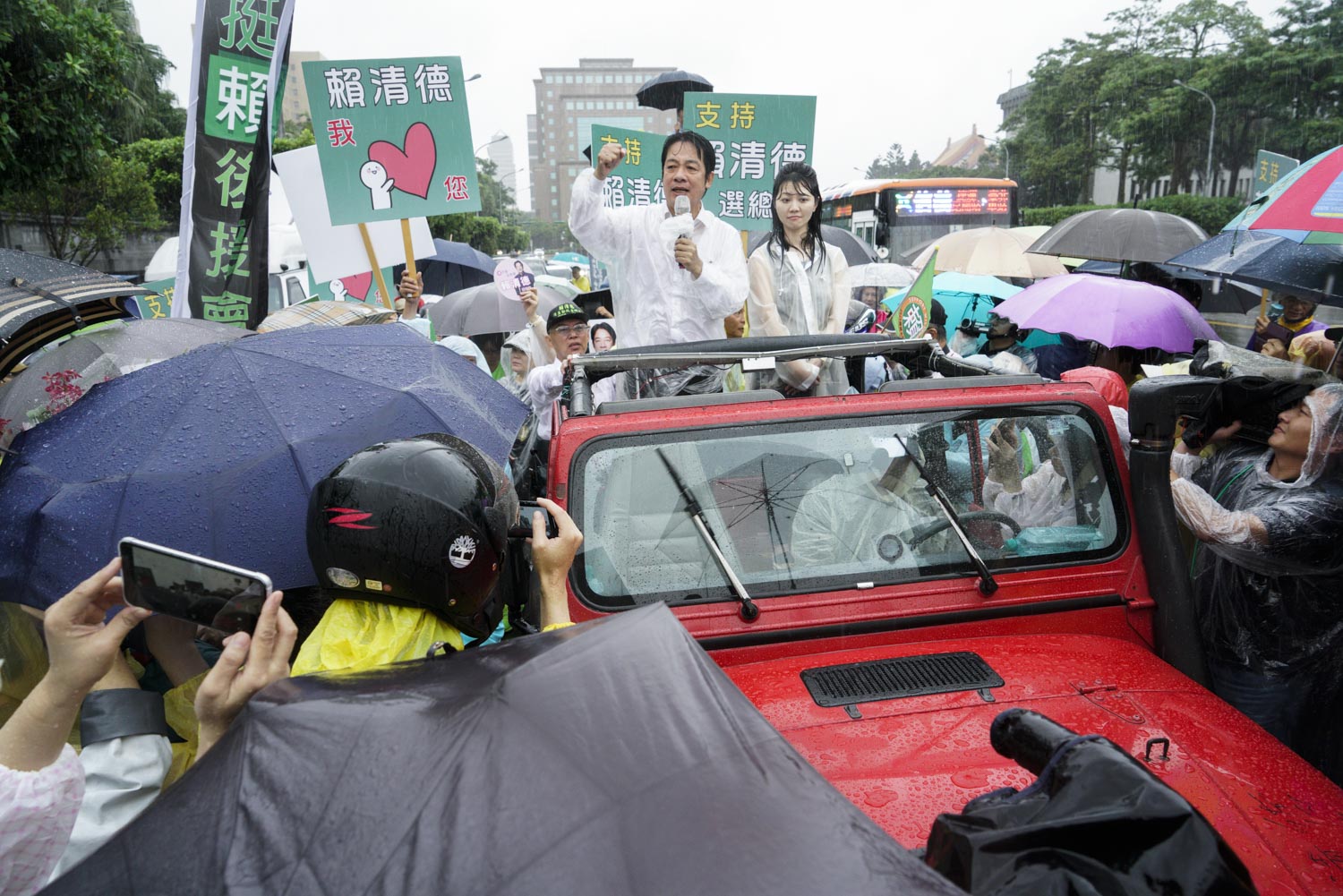 民進黨總統初選人賴清德6月9日從屏東北上掃街拜會,今天傍晚在大雨中抵達總統府前的凱達格蘭大道,他特別感謝大家一路以來的相挺與支持。 圖:張良一/攝