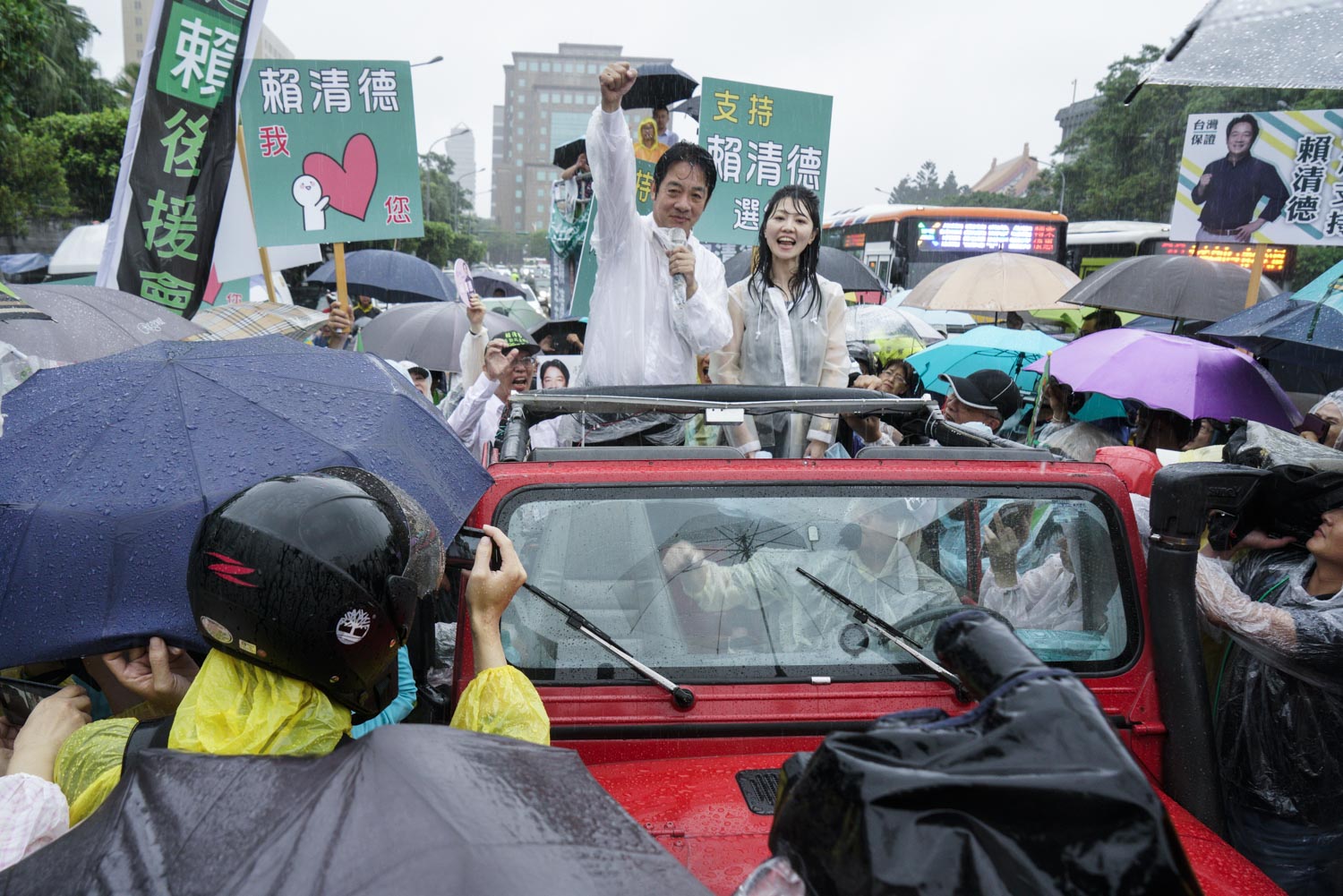 民進黨總統初選人賴清德6月9日從屏東北上掃街拜會,今天傍晚在大雨中抵達總統府前的凱達格蘭大道,他特別感謝大家一路以來的相挺與支持。 圖:張良一/攝