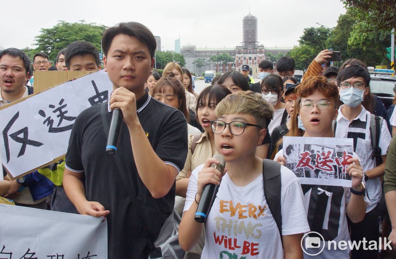 在台港生在凱達格蘭大道舉行記者會,譴責港府暴力,並籲請總統蔡英文同撐港台人權。 圖:張良一 / 攝 在台港生在凱達格蘭大道舉行記者會,譴責港府暴力,並籲請總統蔡英文同撐港台人權。 圖:張良一 / 攝