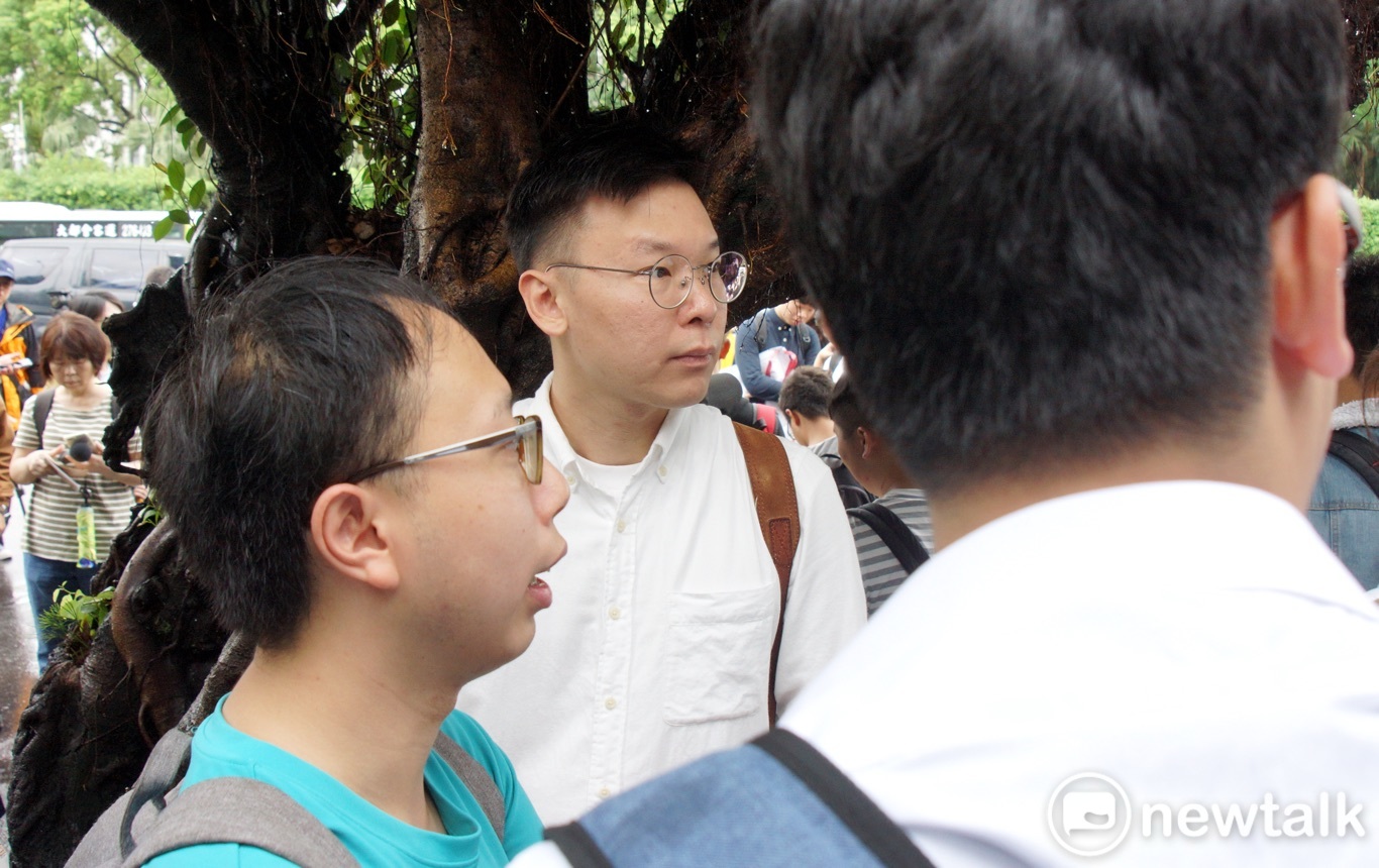 在台港生在凱達格蘭大道舉行記者會,譴責港府暴力,並籲請總統蔡英文同撐港台人權。 圖:張良一 / 攝 在台港生在凱達格蘭大道舉行記者會,譴責港府暴力,並籲請總統蔡英文同撐港台人權。 圖:張良一 / 攝