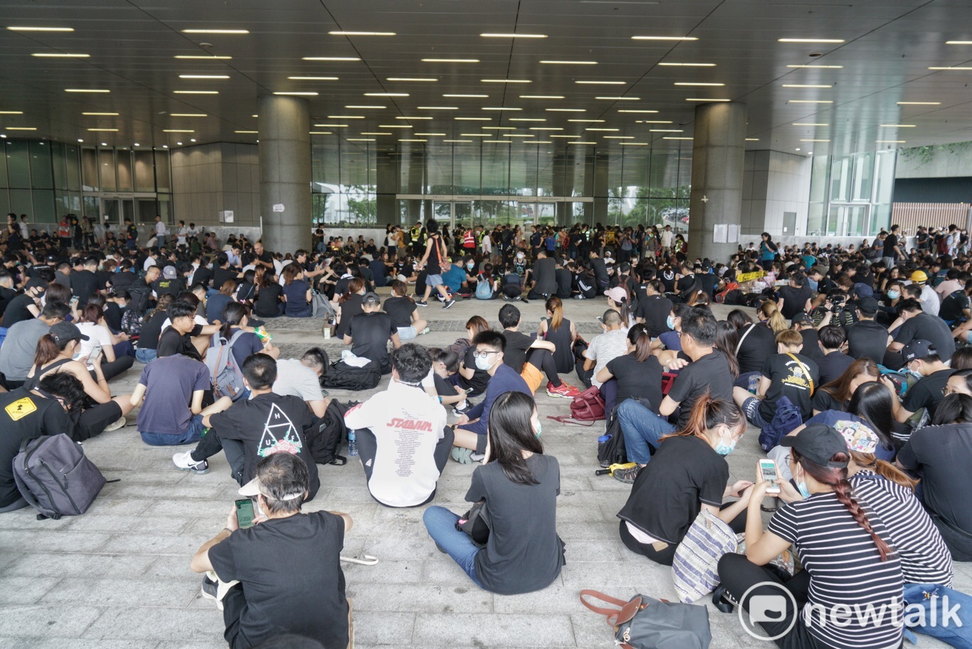 香港今(17)日上午下起大雨,在政府總部前的夏慤道抗爭的民眾轉移到立法會前的示威區,繼續靜坐。 圖:張良一/攝 香港今(17)日上午下起大雨,在政府總部前的夏慤道抗爭的民眾轉移到立法會前的示威區,繼續靜坐。 圖:張良一/攝