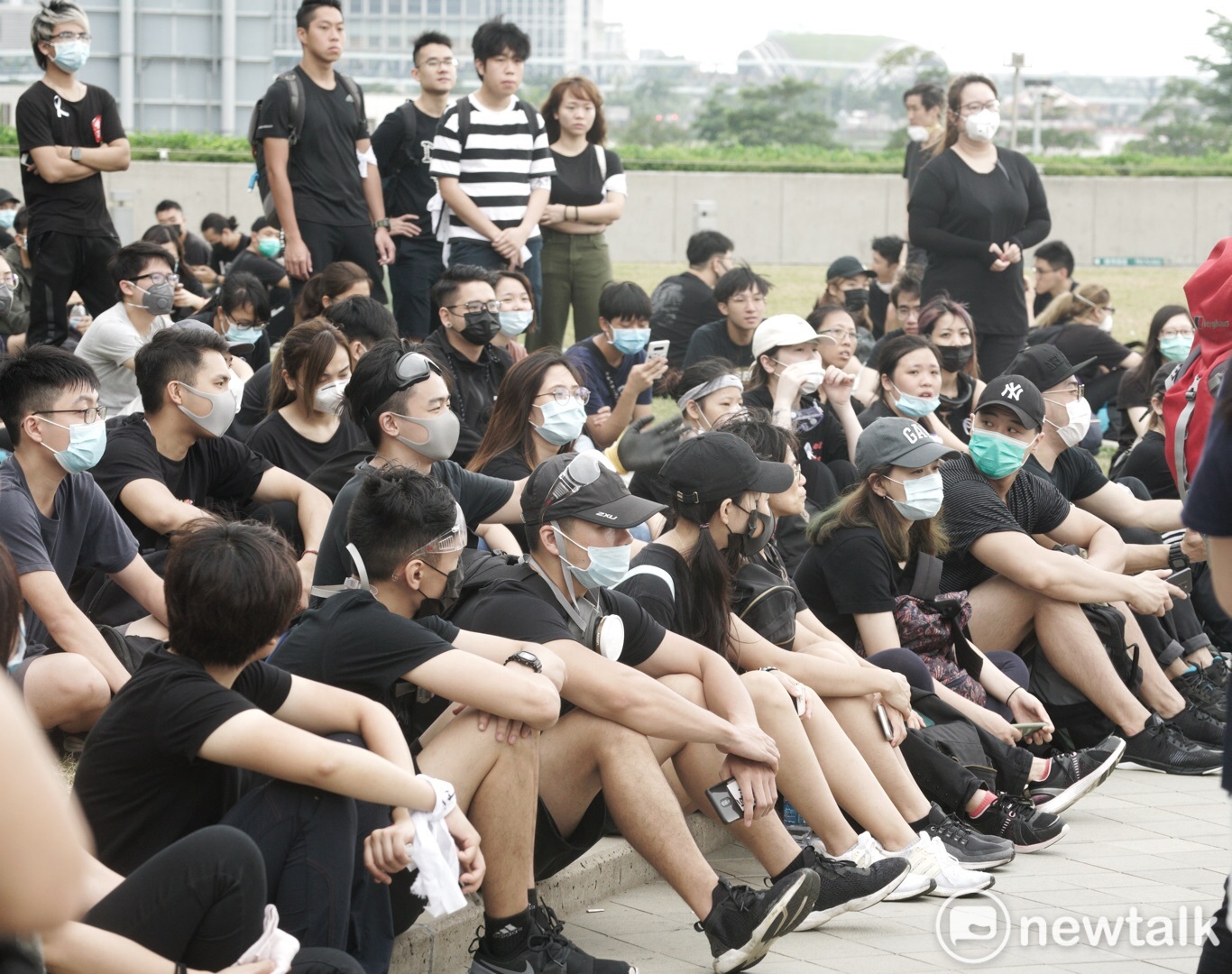 香港青年在立法會外的添馬公園靜坐,持續抗議行動。 圖 : 張良一/攝 香港青年在立法會外的添馬公園靜坐,持續抗議行動。 圖 : 張良一/攝