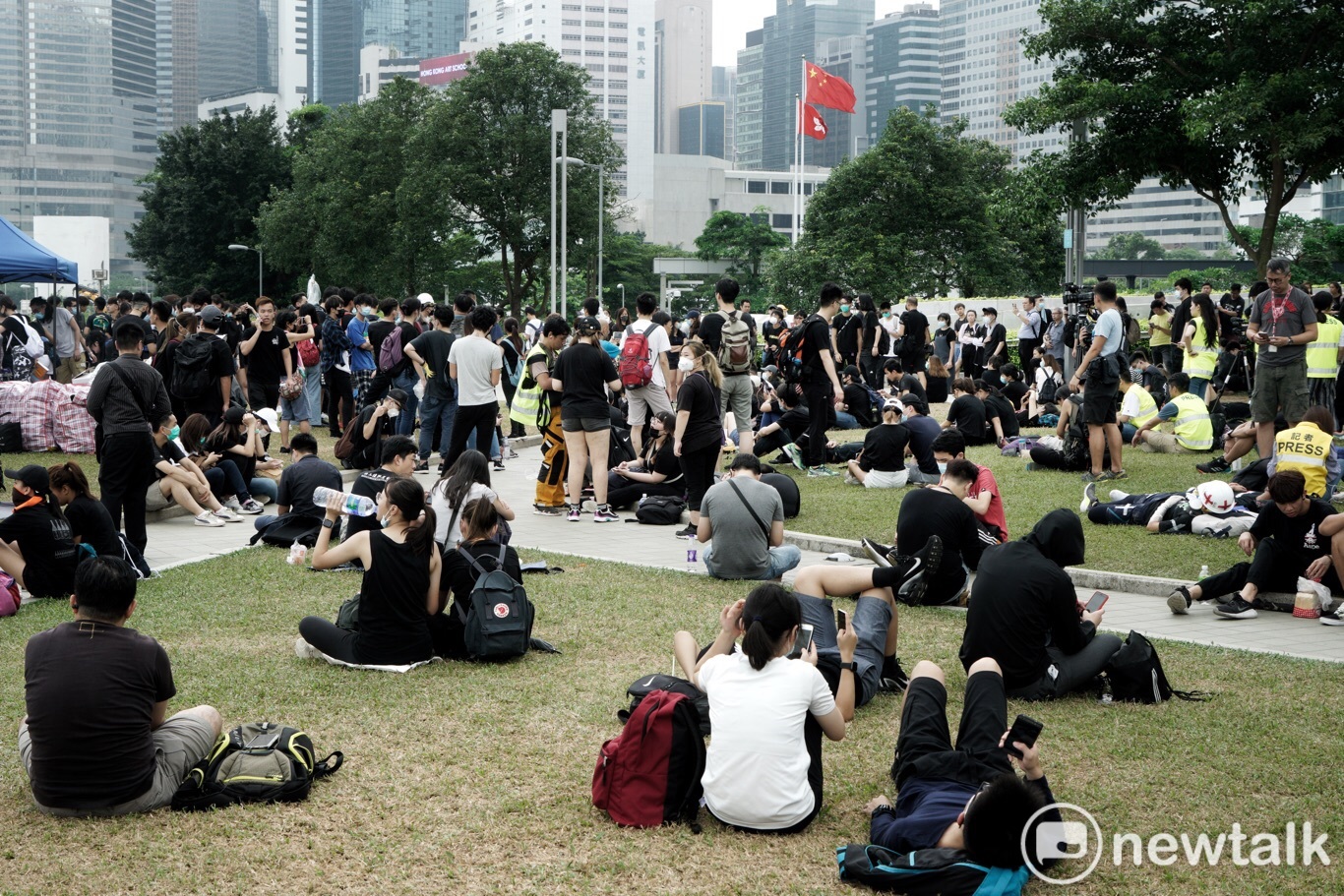 徹夜守候在立法會外的香港青年在添馬公園稍作休息、喝水。 圖:張良一/攝 徹夜守候在立法會外的香港青年在添馬公園稍作休息、喝水。 圖:張良一/攝