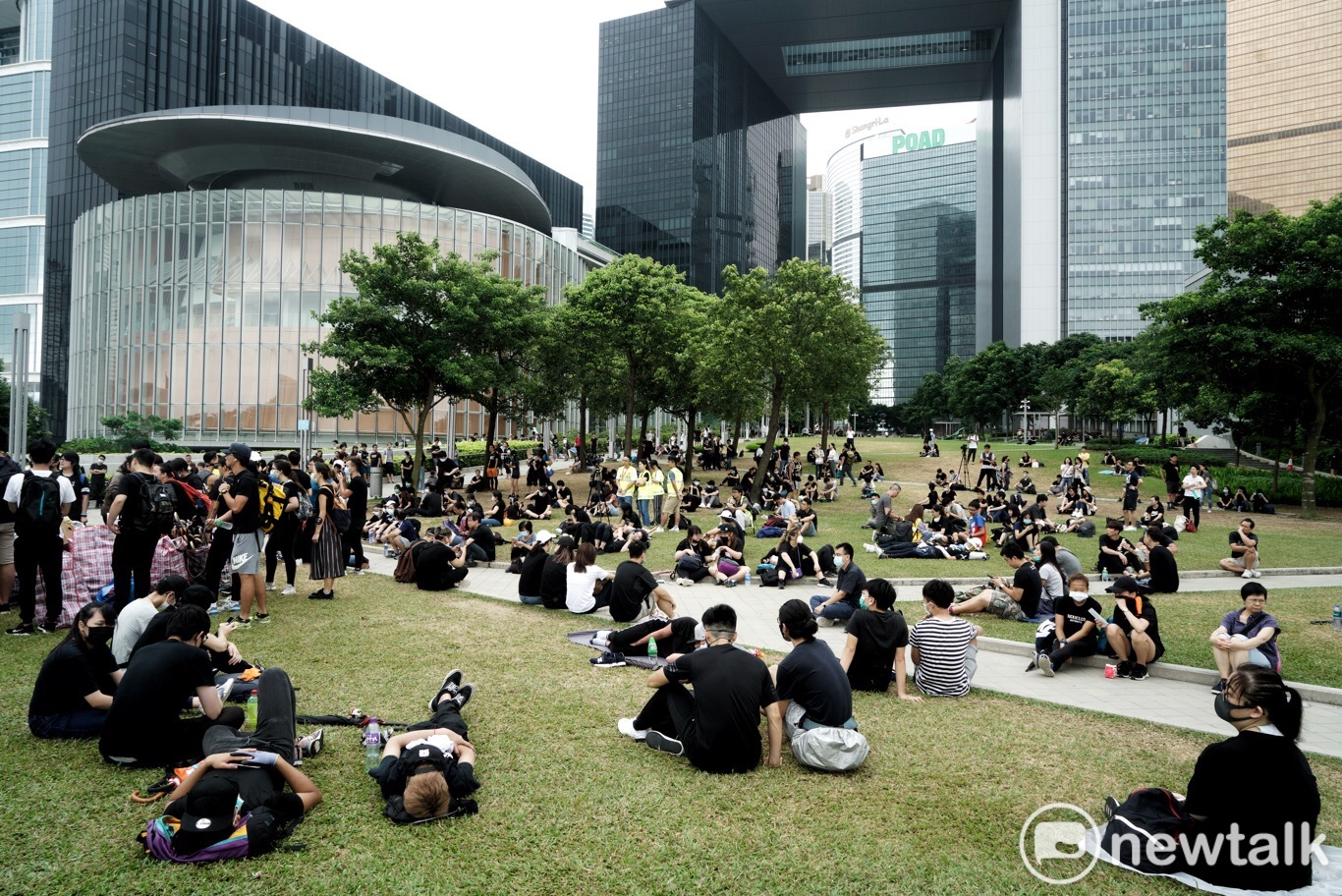 徹夜守候在立法會外的香港青年在附近的添馬公園坐下休息。 圖:張良一/攝 徹夜守候在立法會外的香港青年在附近的添馬公園坐下休息。 圖:張良一/攝