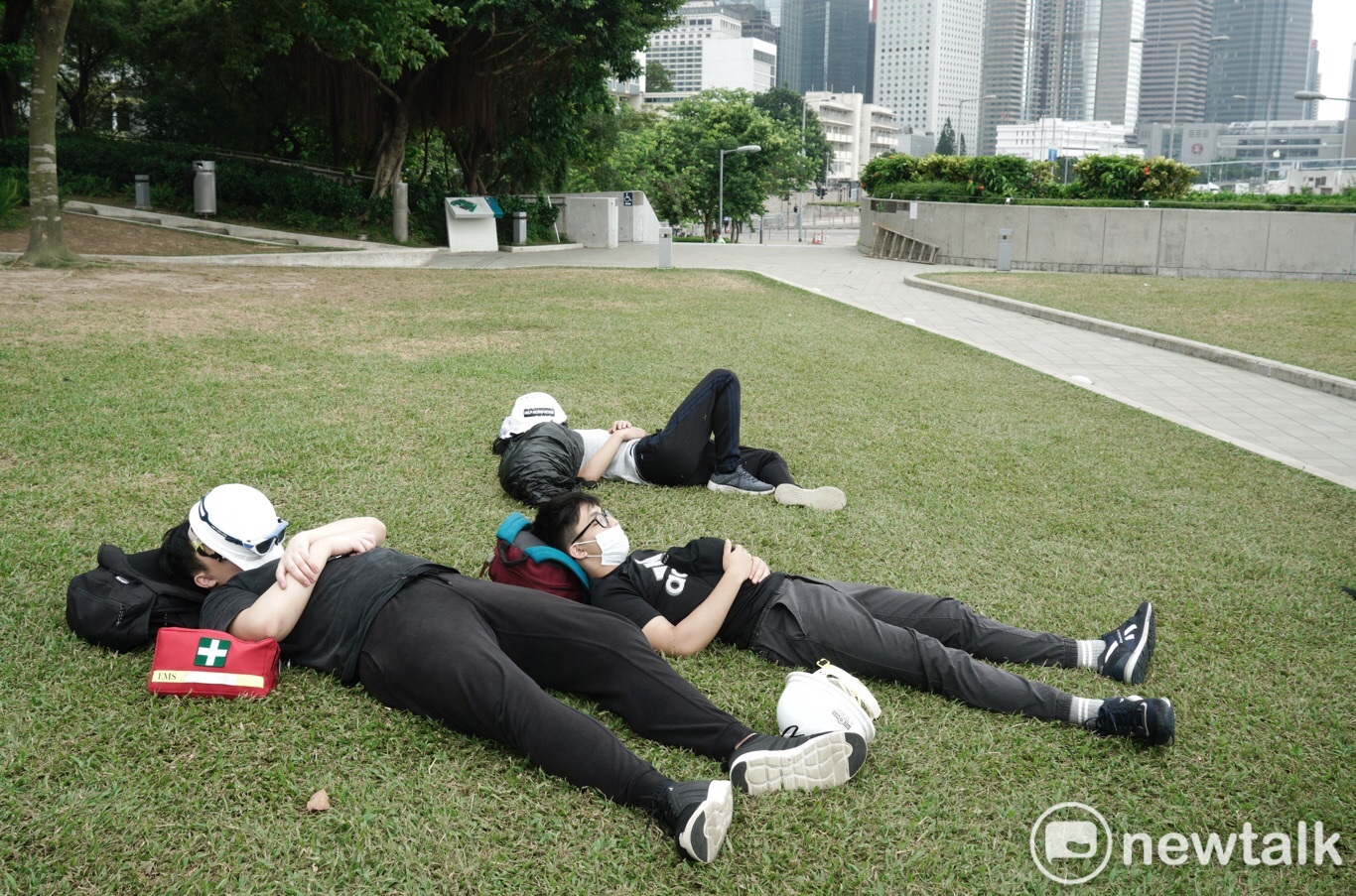 徹夜守候在立法會外的香港青年趁著空檔在添馬公園躺下休息,恢復體力。 圖:張良一/攝 徹夜守候在立法會外的香港青年趁著空檔在添馬公園躺下休息,恢復體力。 圖:張良一/攝