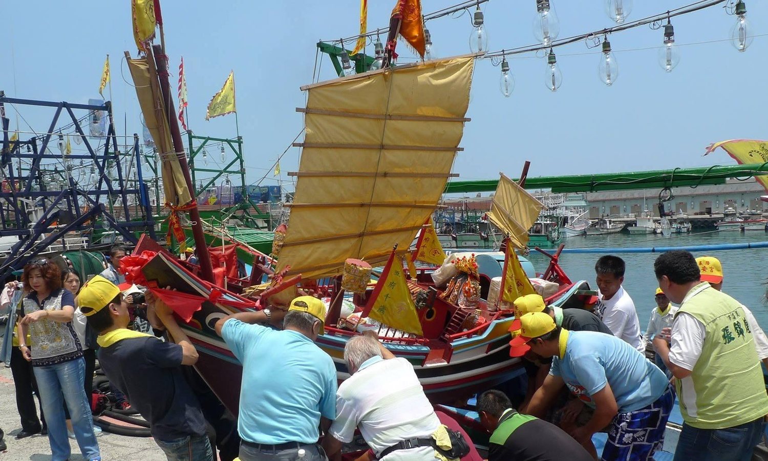 宮廟人員正在準備外木山海上王爺文化祭。圖:Hi海 基隆鎖管季臉書/提供 宮廟人員正在準備外木山海上王爺文化祭。圖:Hi海 基隆鎖管季臉書/提供