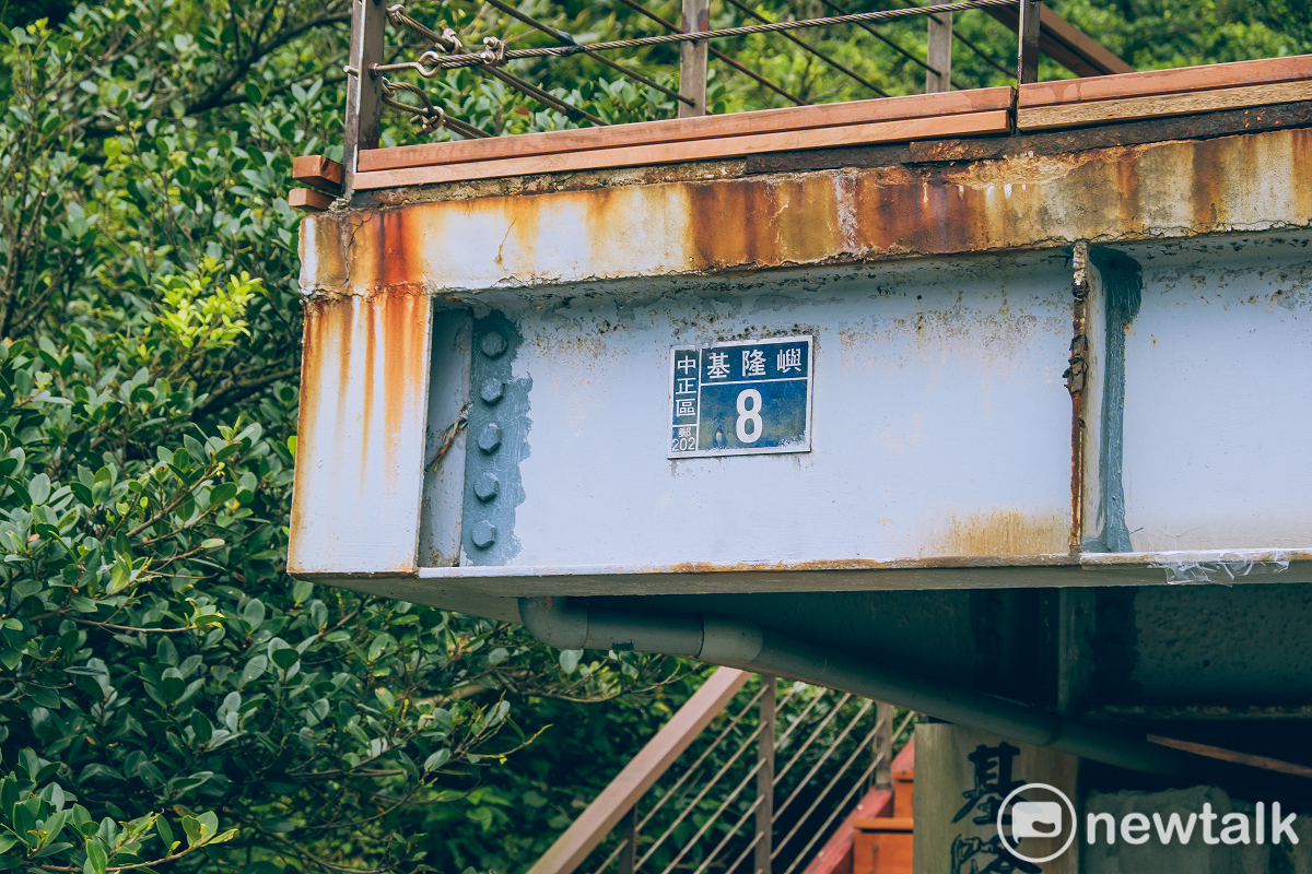 殘破不堪的生態館遺址,8號門牌成了島上另類小景點。圖:謝佳真/攝 殘破不堪的生態館遺址,8號門牌成了島上另類小景點。圖:謝佳真/攝