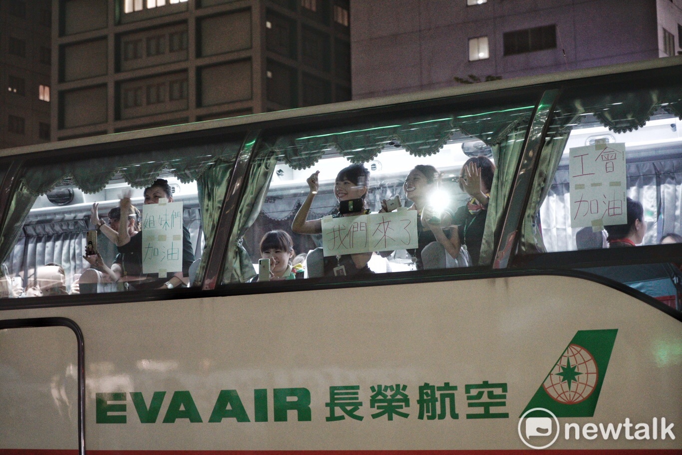 剛執勤完畢的長榮空服員在交通車貼出「我們來了」、「姐妹們加油」等字,向在長榮航運大樓前展開罷工抗爭的長榮空服員加油打氣。 圖:張良一/攝 剛執勤完畢的長榮空服員在交通車貼出「我們來了」、「姐妹們加油」等字,向在長榮航運大樓前展開罷工抗爭的長榮空服員加油打氣。 圖:張良一/攝