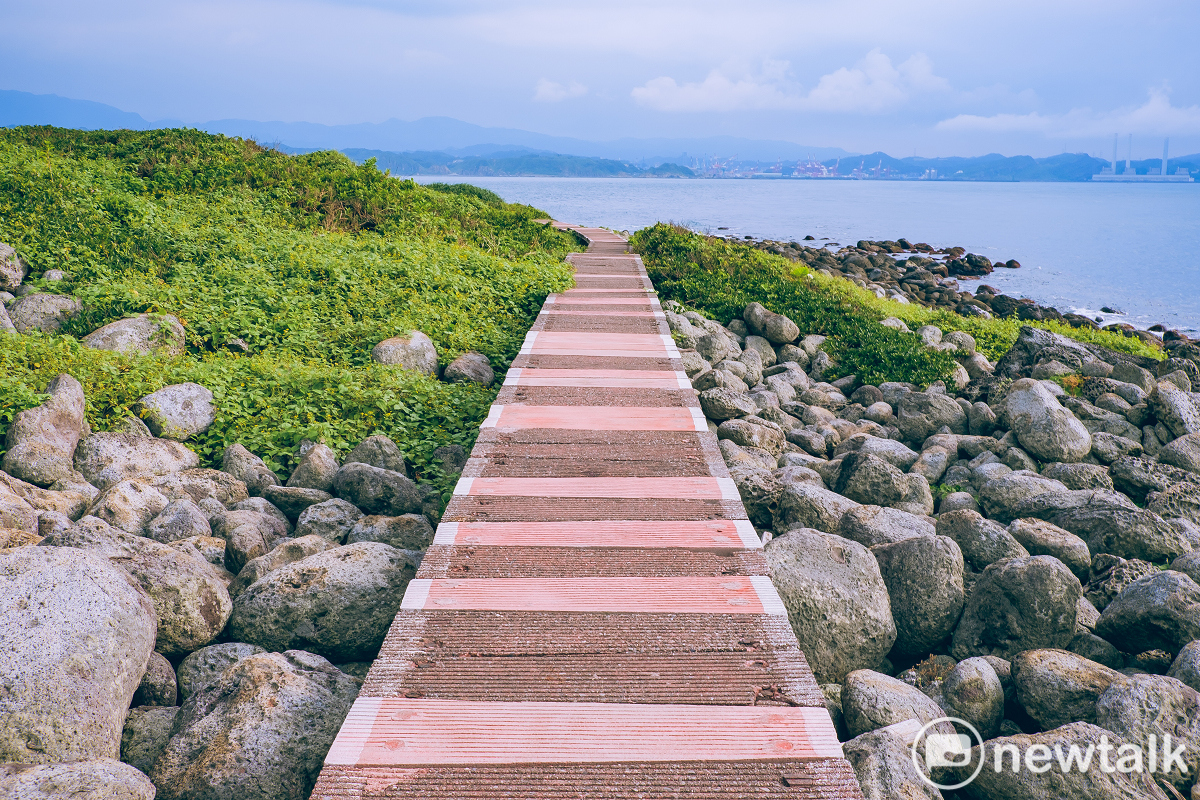 濱海步道上,隔海回望基隆市區,三根突起的煙囪便是協和發電廠。圖:謝佳真/攝 濱海步道上,隔海回望基隆市區,三根突起的煙囪便是協和發電廠。圖:謝佳真/攝