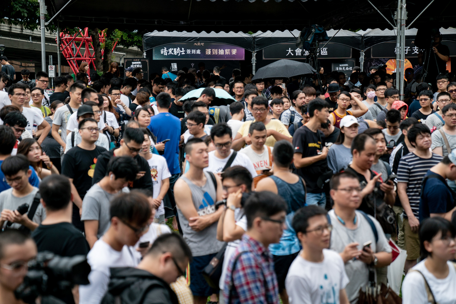 上千名玩家齊聚台北華山,現場發放百萬零用金 上千名玩家齊聚台北華山,現場發放百萬零用金