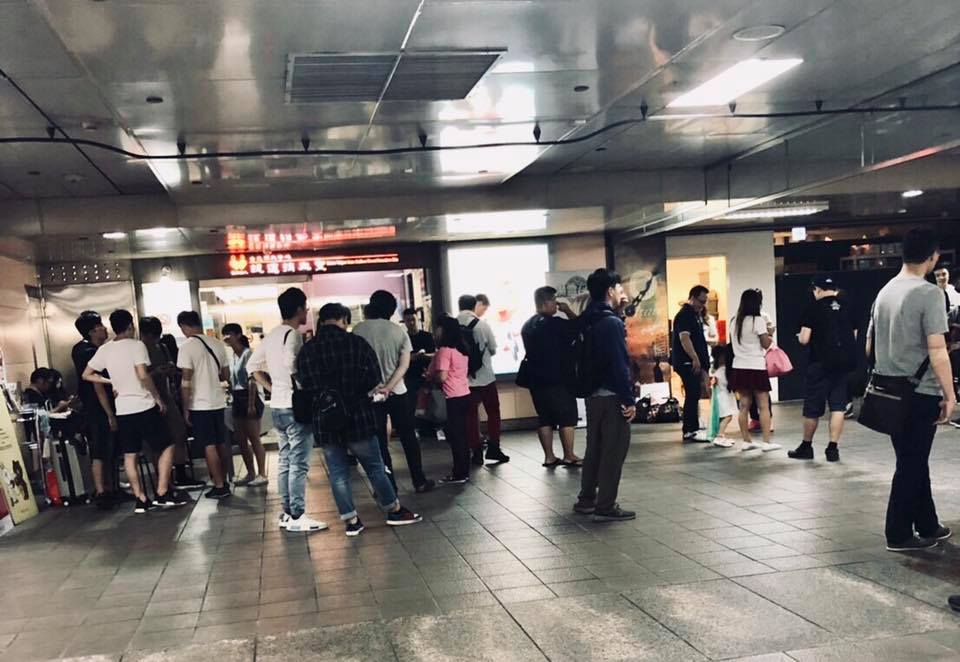 位在台北車站的捷運捐血室一早就聚集了許多《魔靈召喚》的玩家,排隊等待捐血。 位在台北車站的捷運捐血室一早就聚集了許多《魔靈召喚》的玩家,排隊等待捐血。