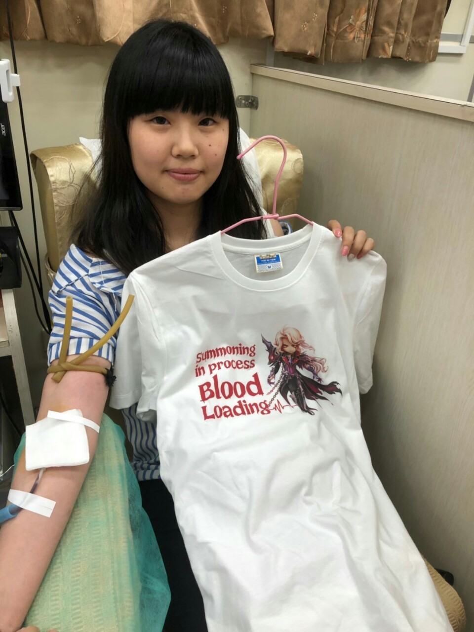 於台中公園捐血站獲得「吸血鬼伯爵」紀念T-Shirt的熱血玩家 於台中公園捐血站獲得「吸血鬼伯爵」紀念T-Shirt的熱血玩家