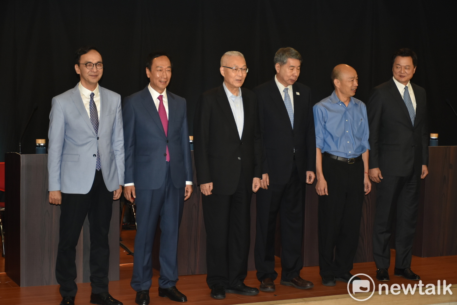 國民黨政見發表會高雄場,五候選人會前與黨主席吳敦義合照。 圖:孫家銘/攝 國民黨政見發表會高雄場,五候選人會前與黨主席吳敦義合照。 圖:孫家銘/攝