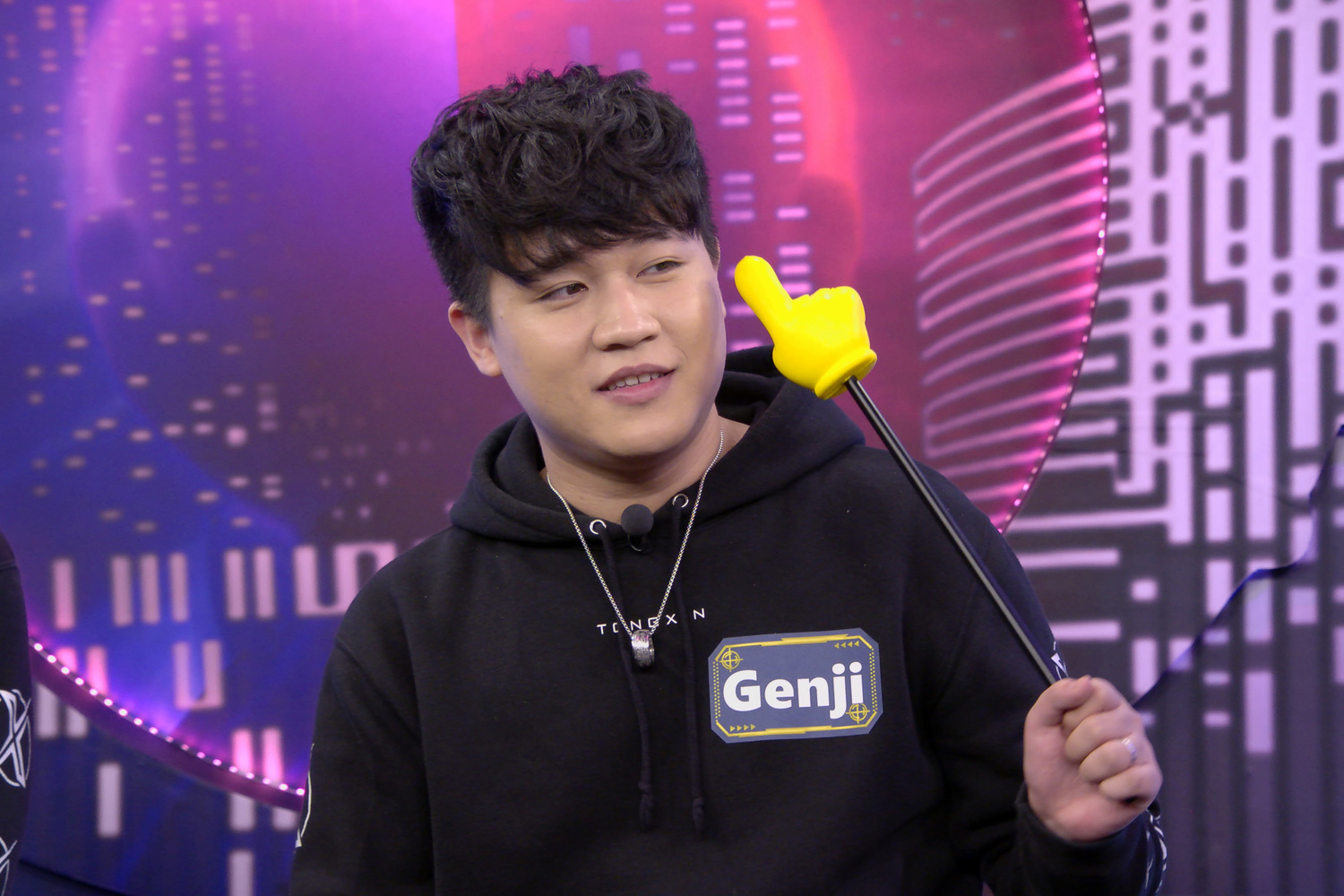 TXO Genji在主持人犀利提問下,屢屢跳出來幫隊友「坦」。 TXO Genji在主持人犀利提問下,屢屢跳出來幫隊友「坦」。