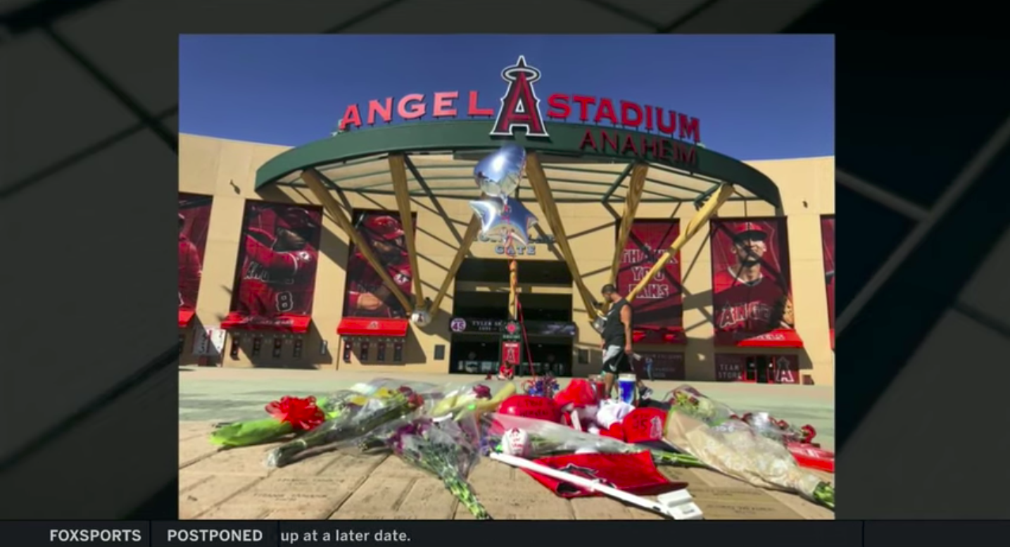 天使隊投手Tyler Skaggs驟逝，球迷到天使球場獻花哀悼。　圖／翻攝自youtube