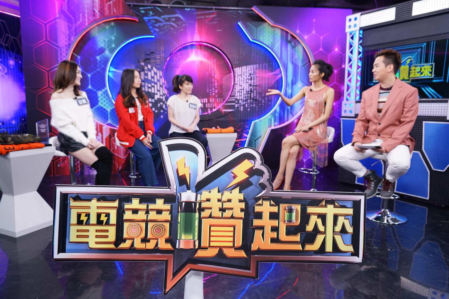 《電競讚起來》是全台唯一電競脫口秀節目,由SoBaD和安娜李共同主持。 《電競讚起來》是全台唯一電競脫口秀節目,由SoBaD和安娜李共同主持。