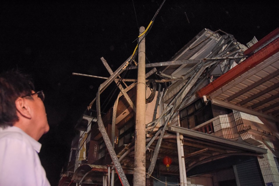 屏東縣南洲、林邊昨天(1日)發生威力驚人的龍捲風,道路一片狼藉,路樹倒塌、鐵皮屋被掀起掉落在路旁。 圖:取自潘孟安臉書 屏東縣南洲、林邊昨天(1日)發生威力驚人的龍捲風,道路一片狼藉,路樹倒塌、鐵皮屋被掀起掉落在路旁。 圖:取自潘孟安臉書
