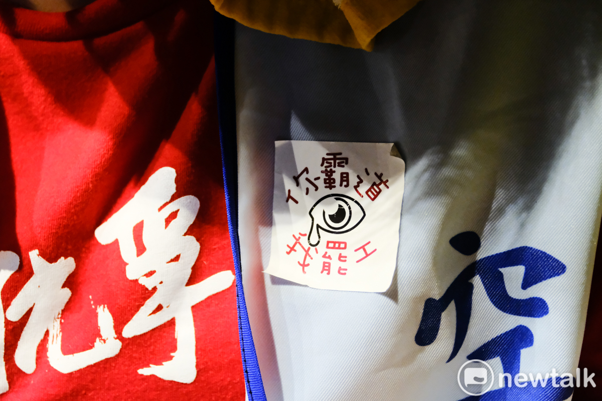 會員別著「你霸道,我罷工」的小貼紙表達柔性抗議。圖:謝佳真/攝 會員別著「你霸道,我罷工」的小貼紙表達柔性抗議。圖:謝佳真/攝