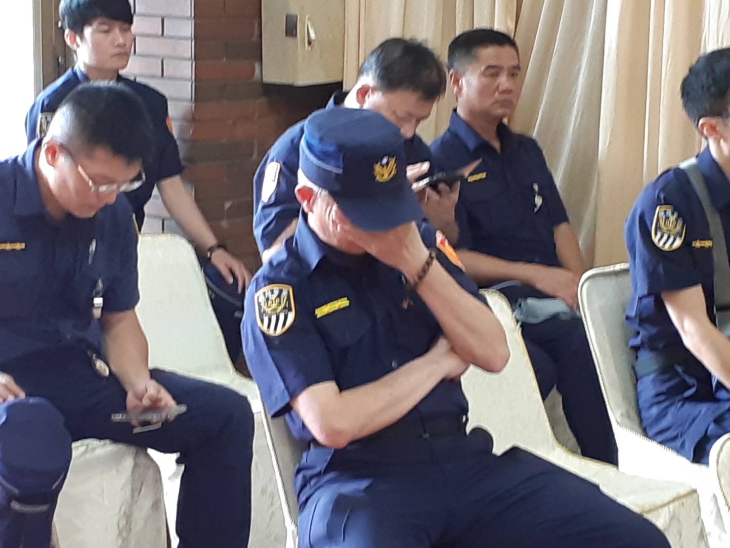 鐵路警察李承翰殉職,同事哀傷不已。 圖:蔡坤龍/攝 鐵路警察李承翰殉職,同事哀傷不已。 圖:蔡坤龍/攝