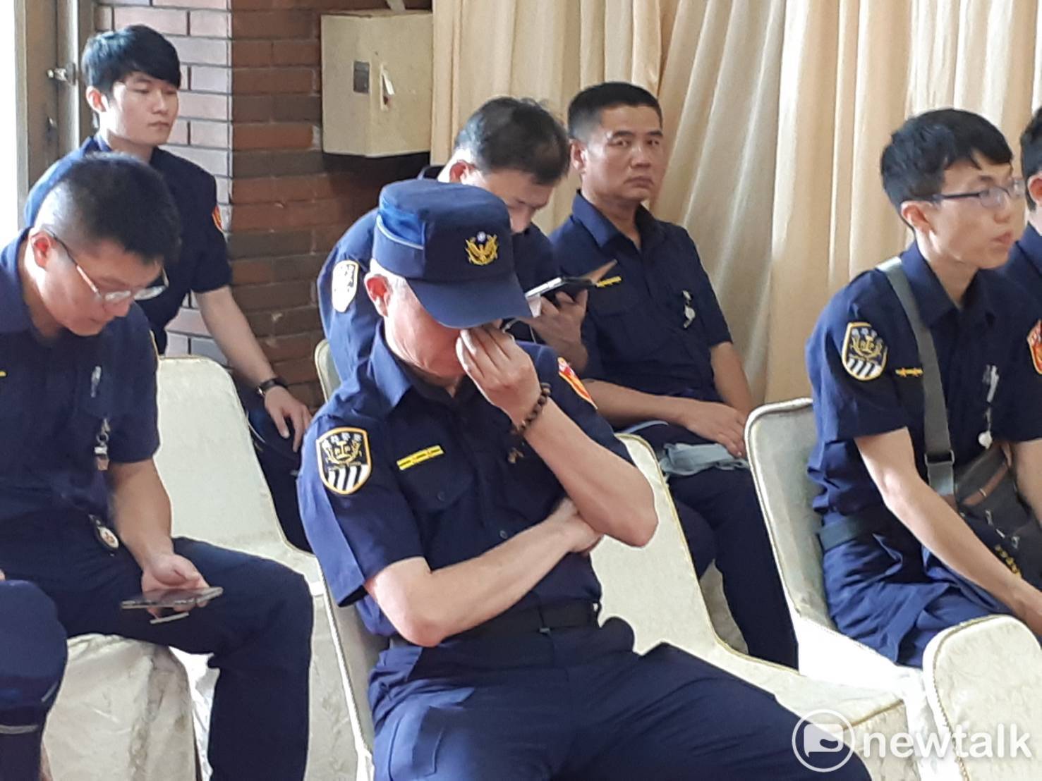 鐵路警察李承翰殉職,同事哀傷不已。 圖:蔡坤龍/攝 鐵路警察李承翰殉職,同事哀傷不已。 圖:蔡坤龍/攝