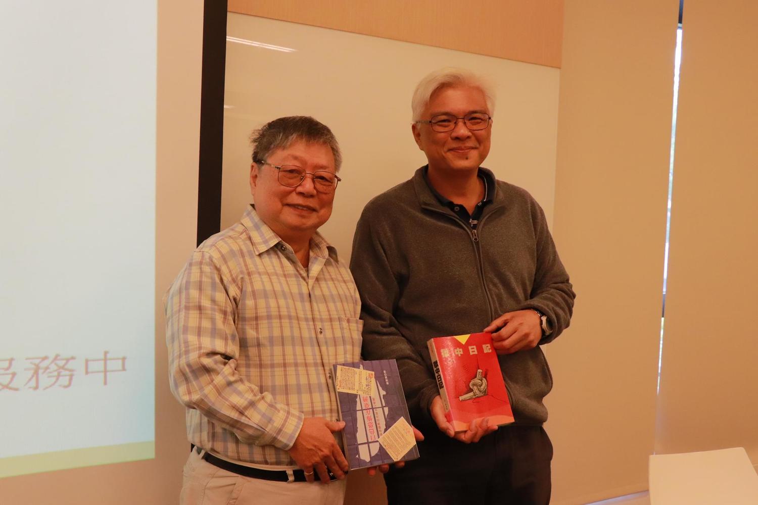 蘇瑞鏘教授(右)與政治受難者呂昱(左)於國家人權博物館合影。 (圖/六都春秋) 蘇瑞鏘教授(右)與政治受難者呂昱(左)於國家人權博物館合影。 (圖/六都春秋)