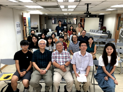 許多參與者在活動結束後留下來與蘇瑞鏘教授更進一步的對談,並合影留念。 (圖:六都春秋) 許多參與者在活動結束後留下來與蘇瑞鏘教授更進一步的對談,並合影留念。 (圖:六都春秋)